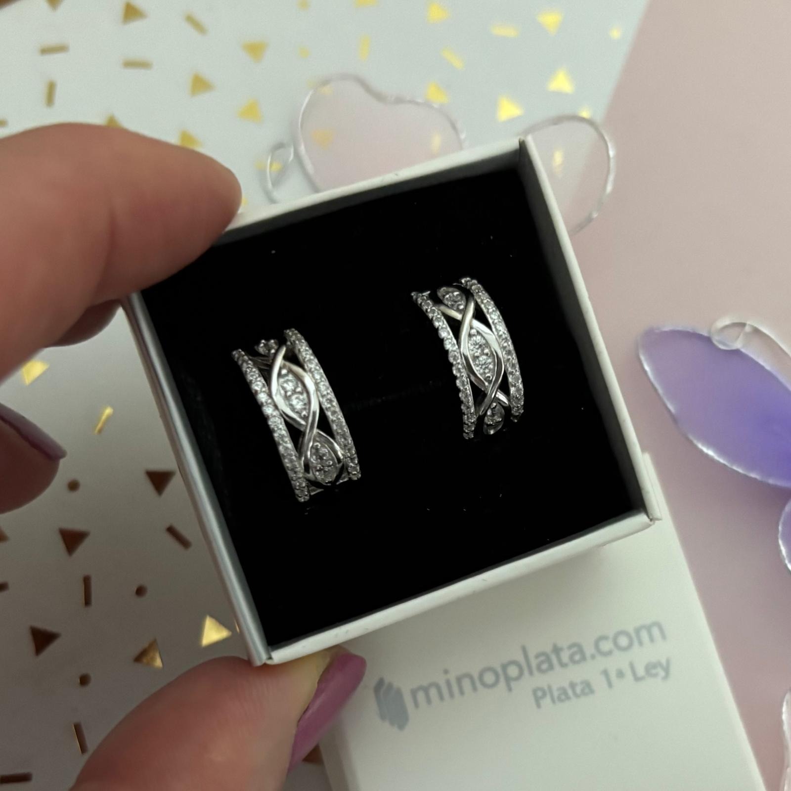Pendientes entrelazados de Plata de ley rodiada con Circonitas y cierre omega 1
