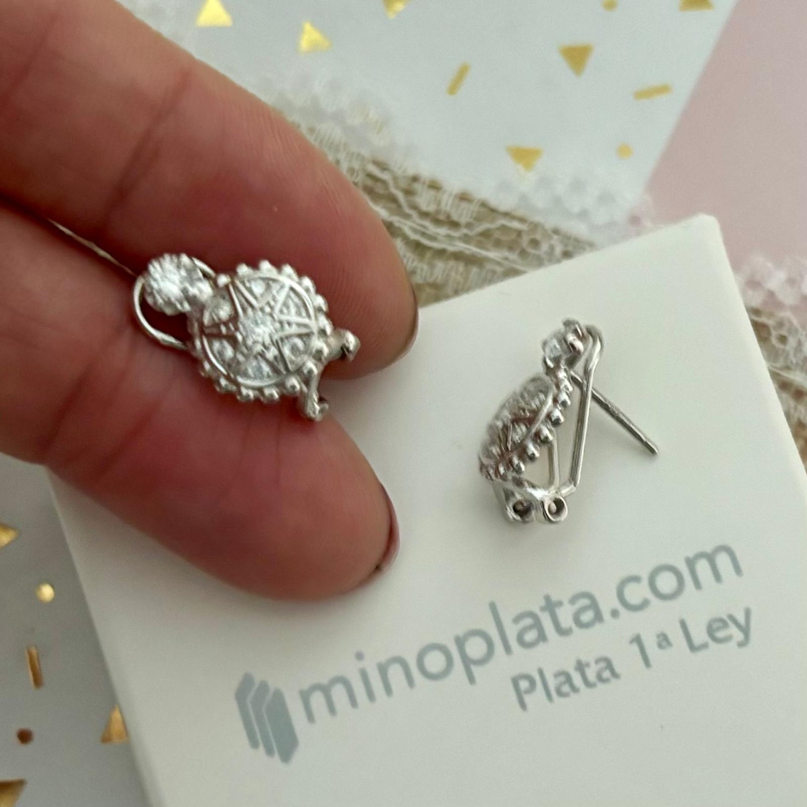 Pendientes estrella de Plata de ley rodiada con Circonita y cierre omega 3