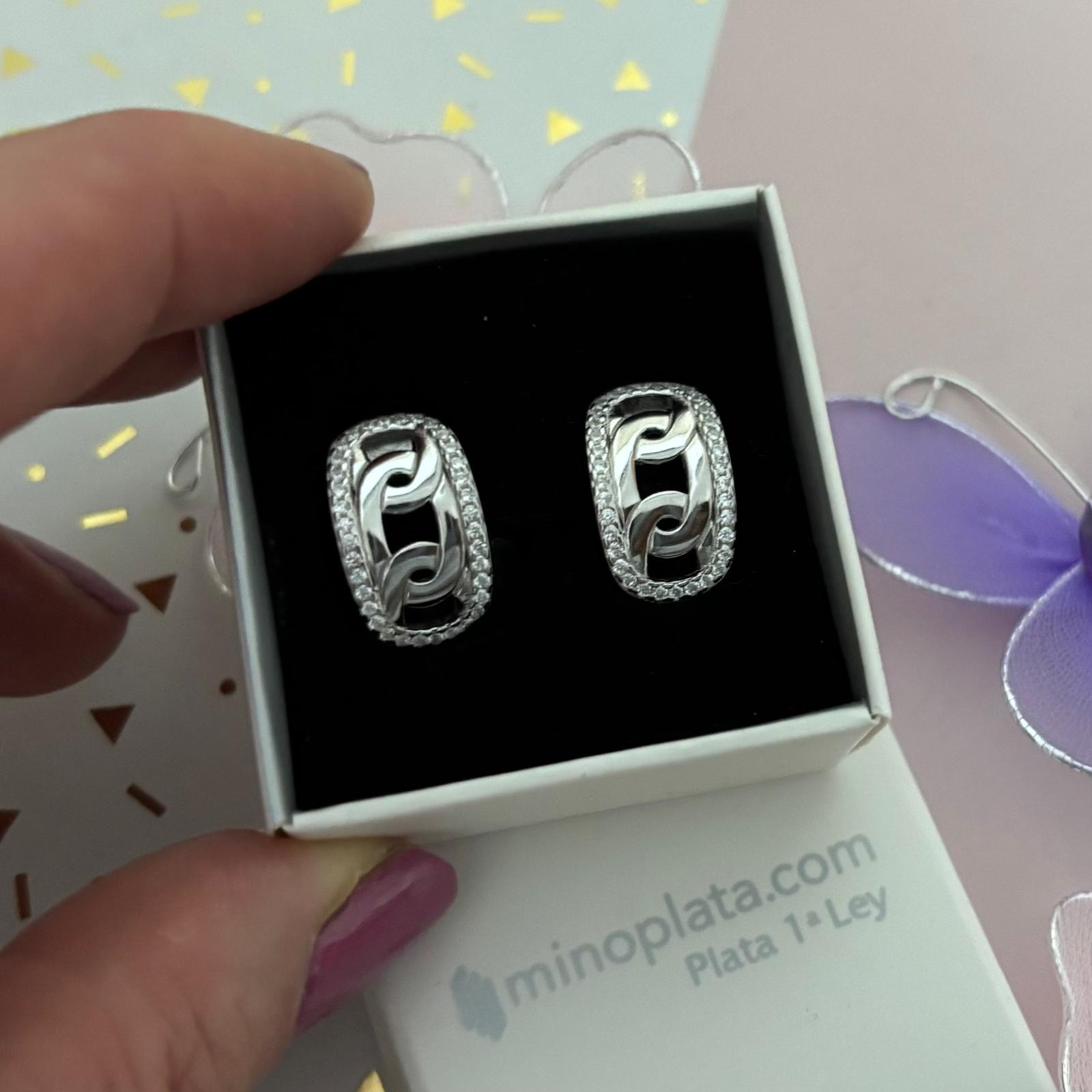 Pendientes ovalados eslabones de Plata de ley baño de rodio y cerco de Circonitas cierre omega 1