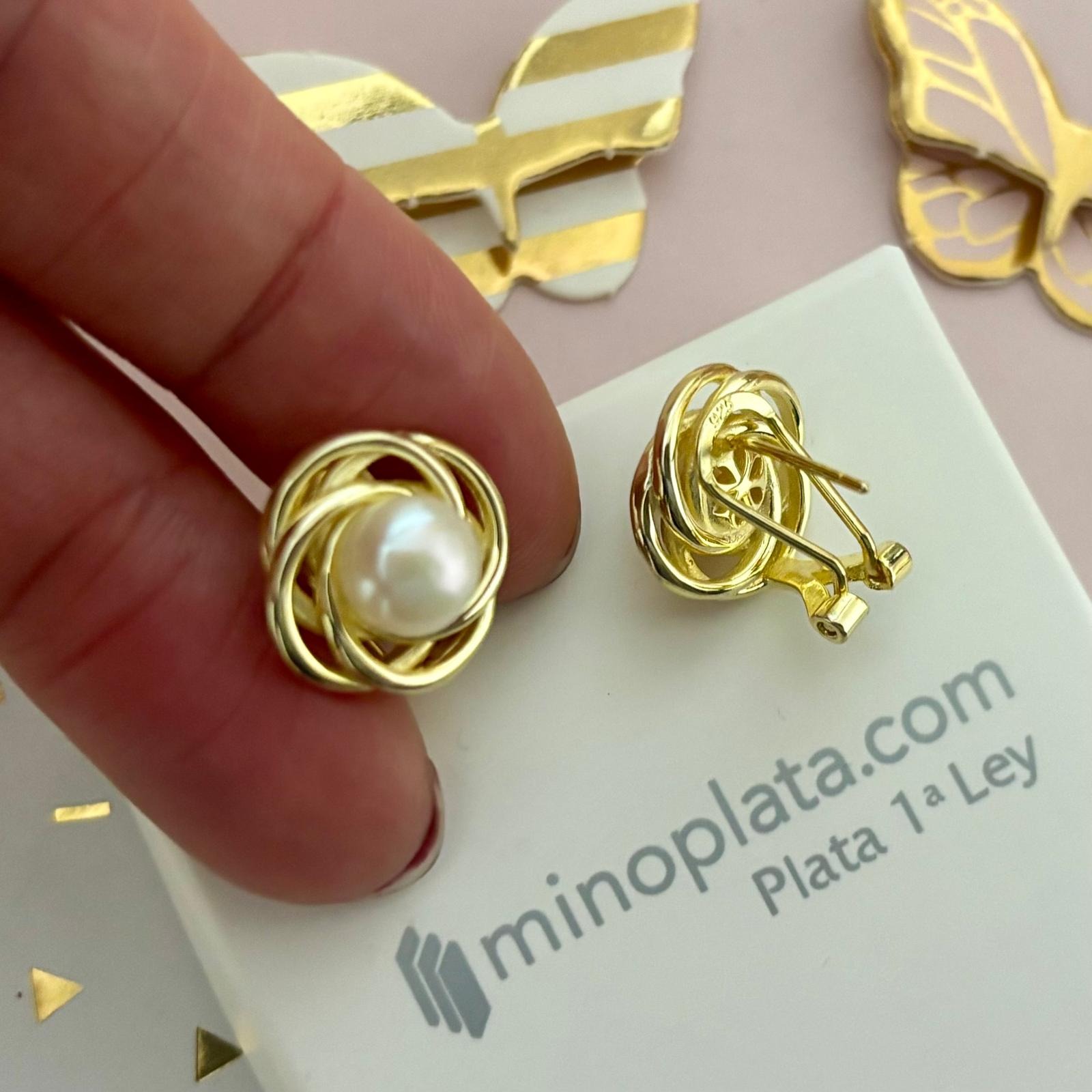 Pendientes flor de Plata de ley bañada en Oro con Perlas cultivadas y cierre omega 1