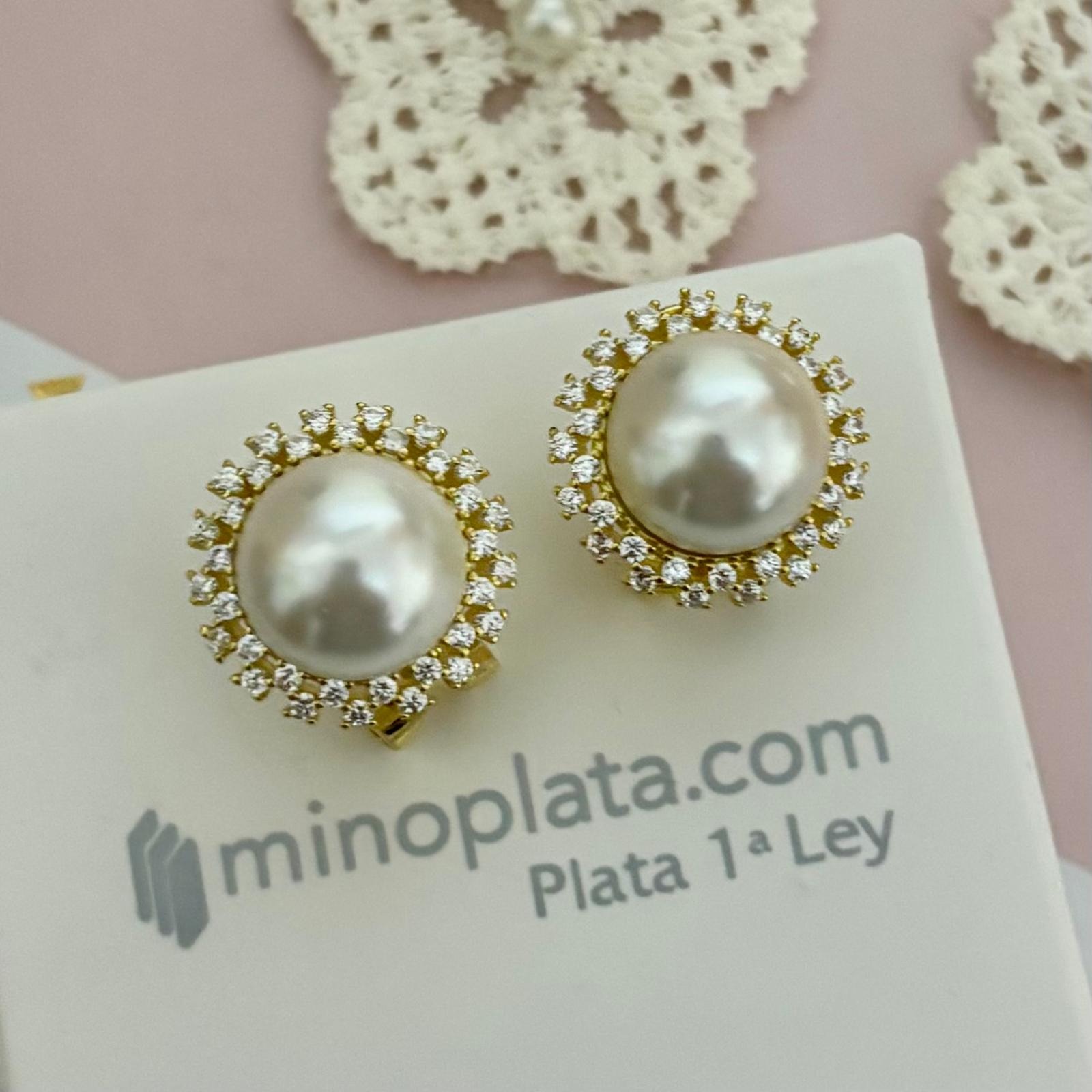 Pendientes media Perla cultivada con cerco de Circonitas en Plata baño de Oro y cierre omega 2