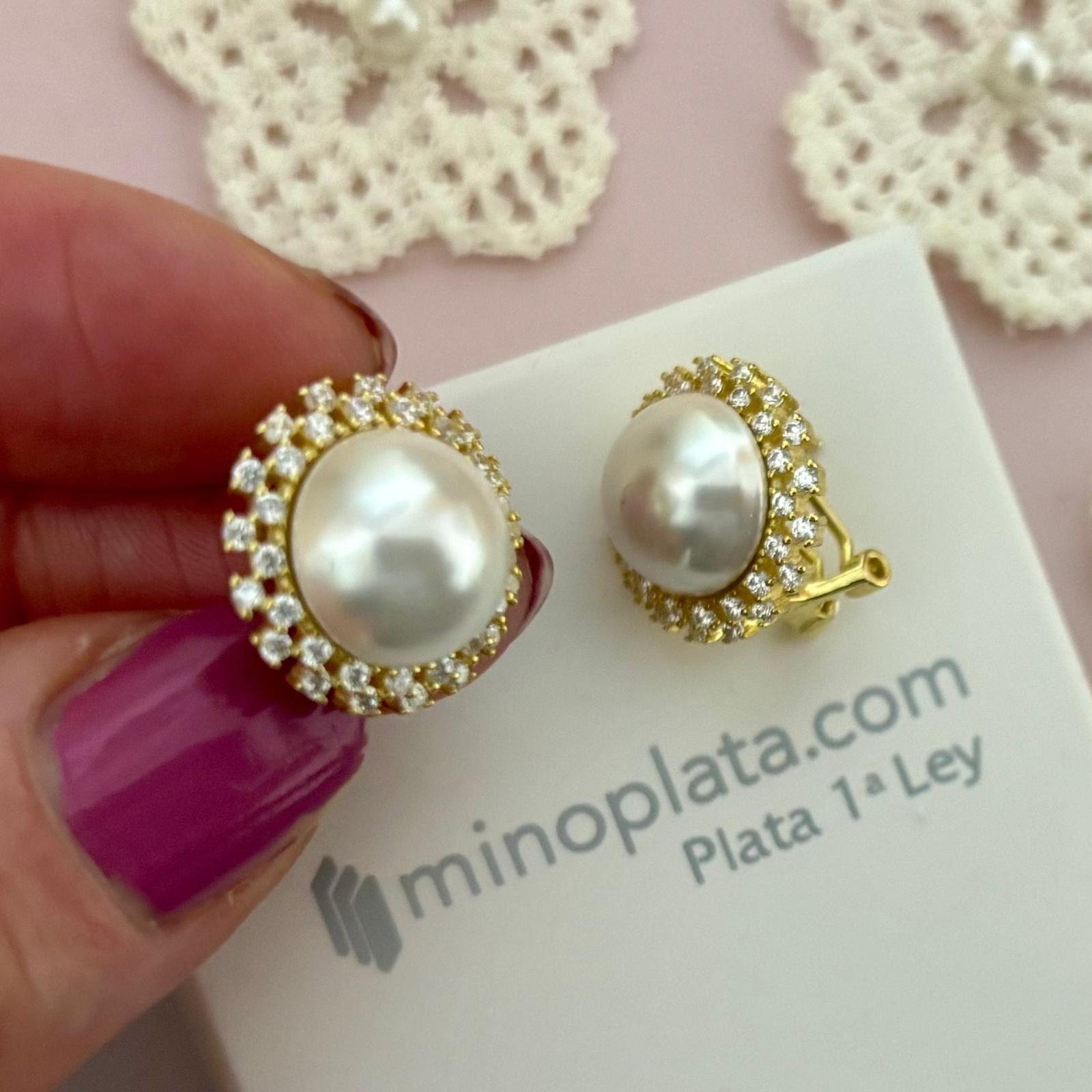 Pendientes media Perla cultivada con cerco de Circonitas en Plata baño de Oro y cierre omega 4
