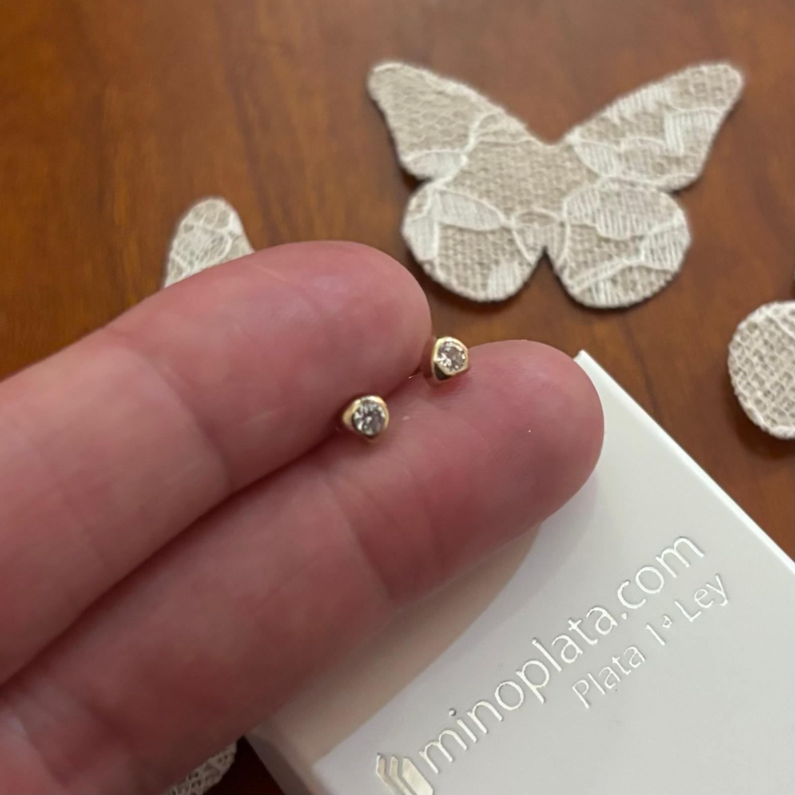 Pendientes unisex de Plata dorada y Circonita con cierre tuerca seguridad 4
