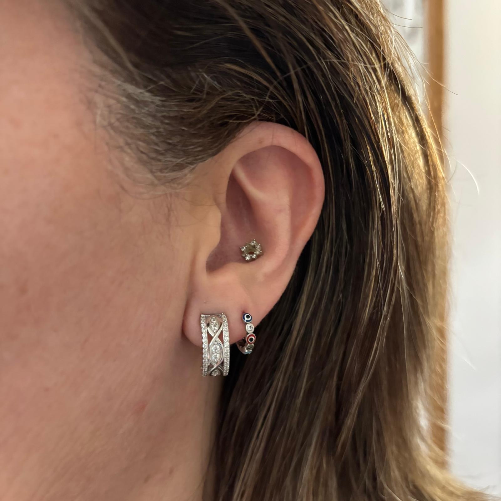 Pendientes entrelazados de Plata de ley rodiada con Circonitas y cierre omega 2