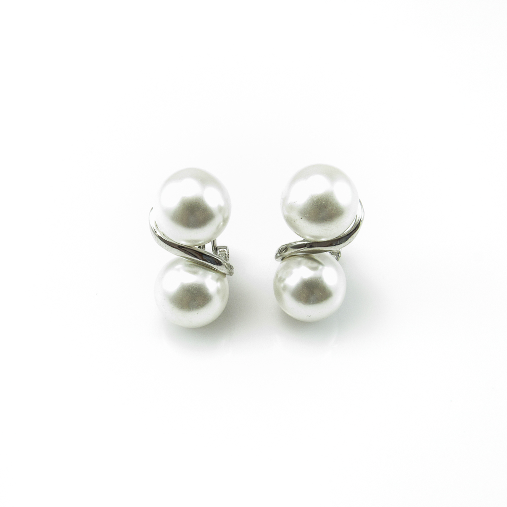 Pendientes con Perlas de Plata rodiada y cierre Omega
