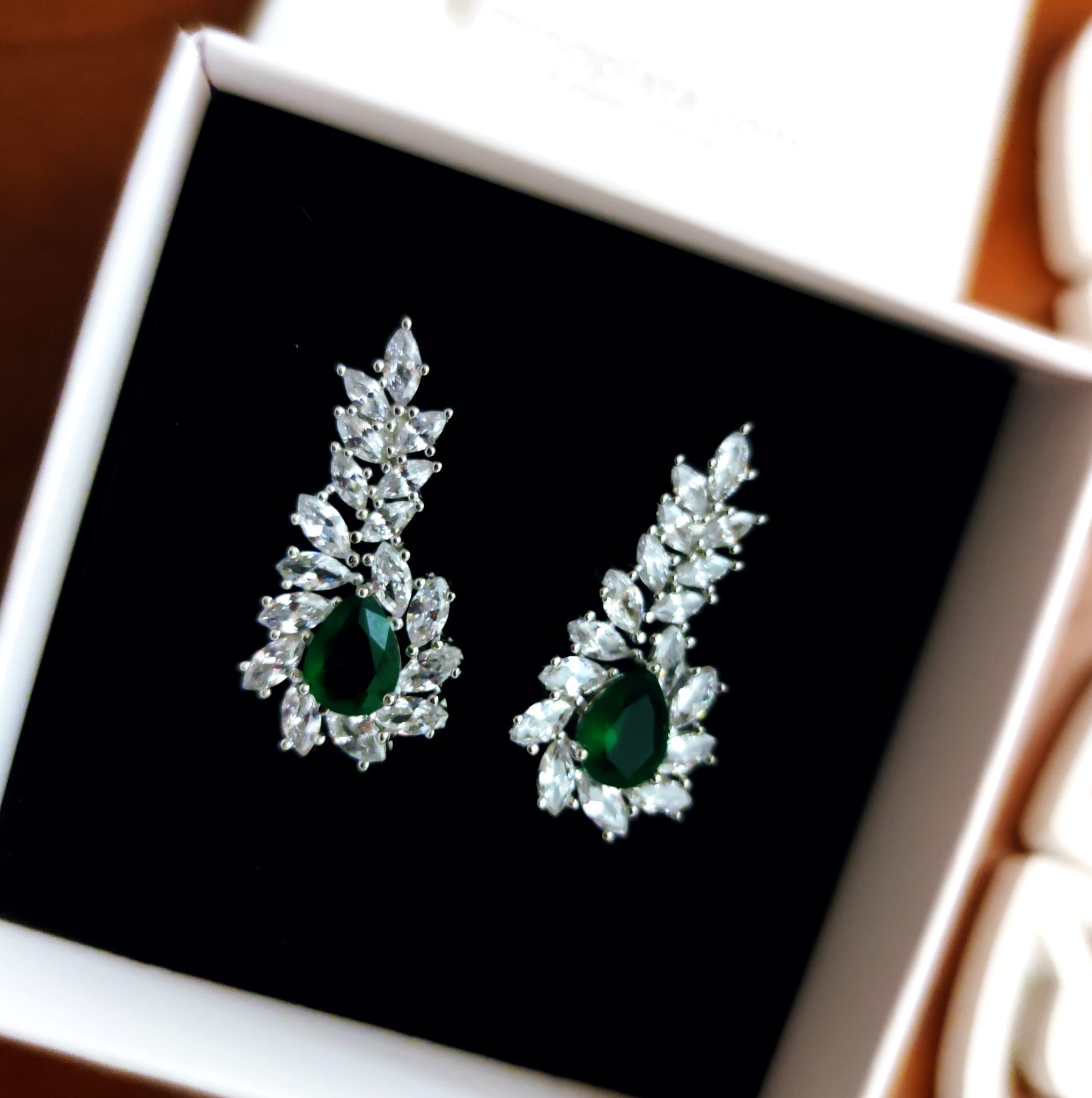 Pendientes de Plata de ley rodiada con Circonitas verdes cierre omega 4