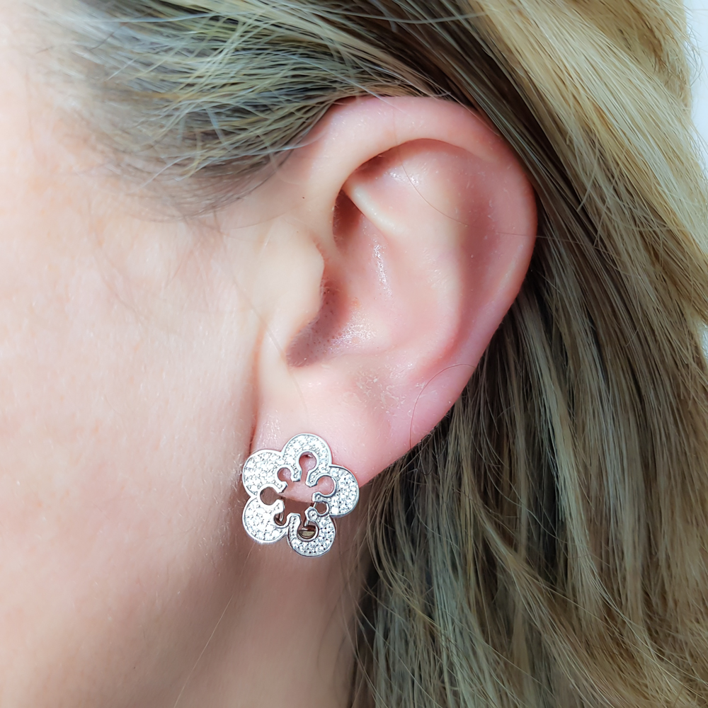 Pendientes flor de Plata y Circonitas blancas cierre Omega 2
