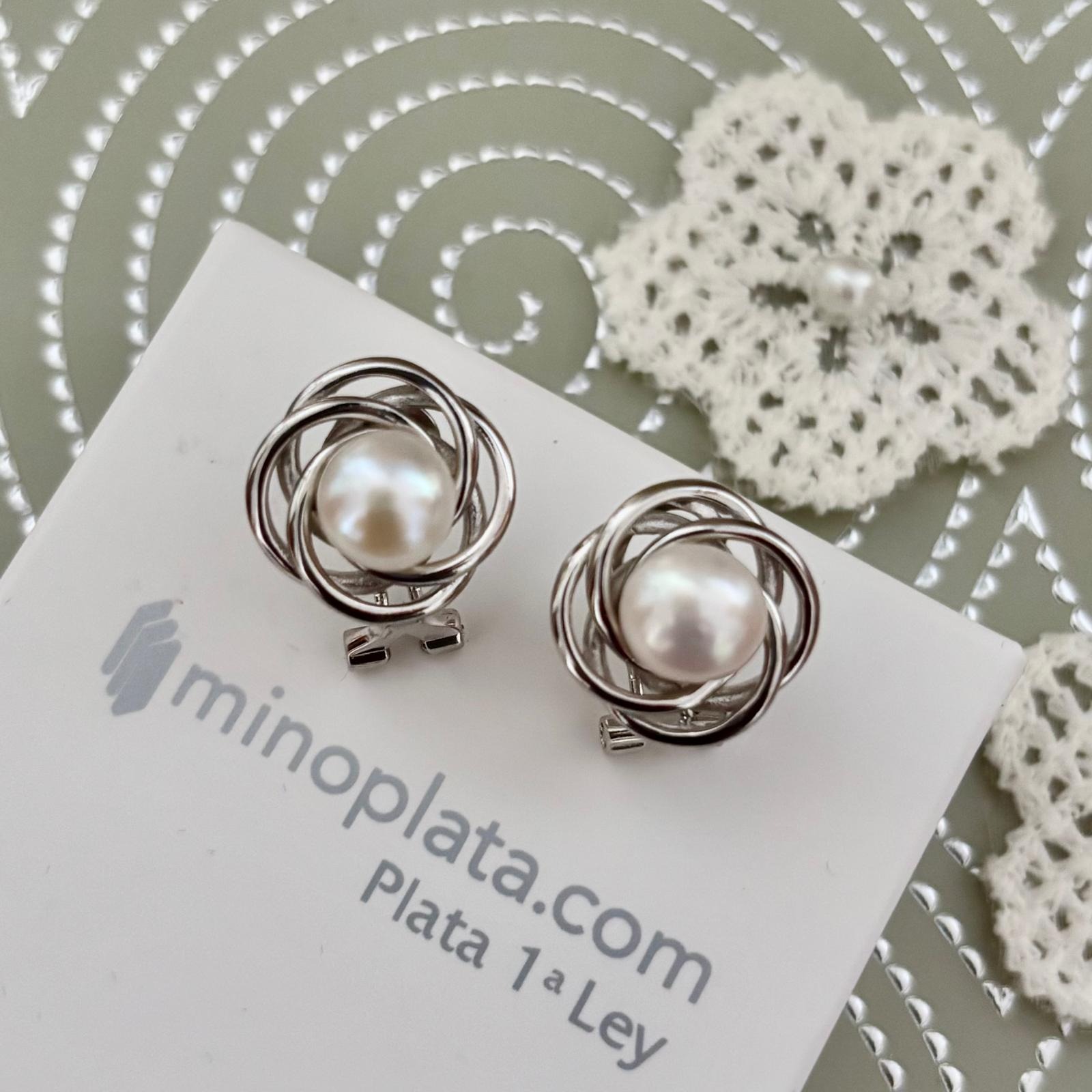 Pendientes flor de Plata rodiada con Perlas cultivadas y cierre omega 4