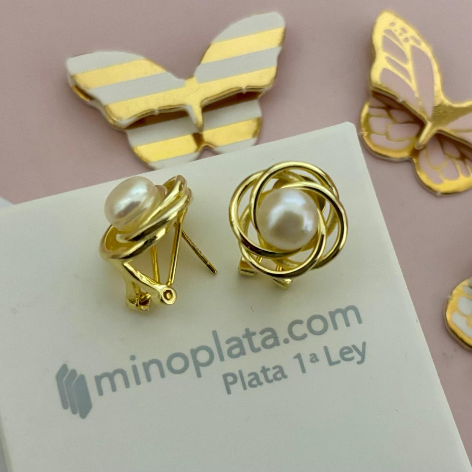 Pendientes flor de Plata de ley bañada en Oro con Perlas cultivadas y cierre omega 2