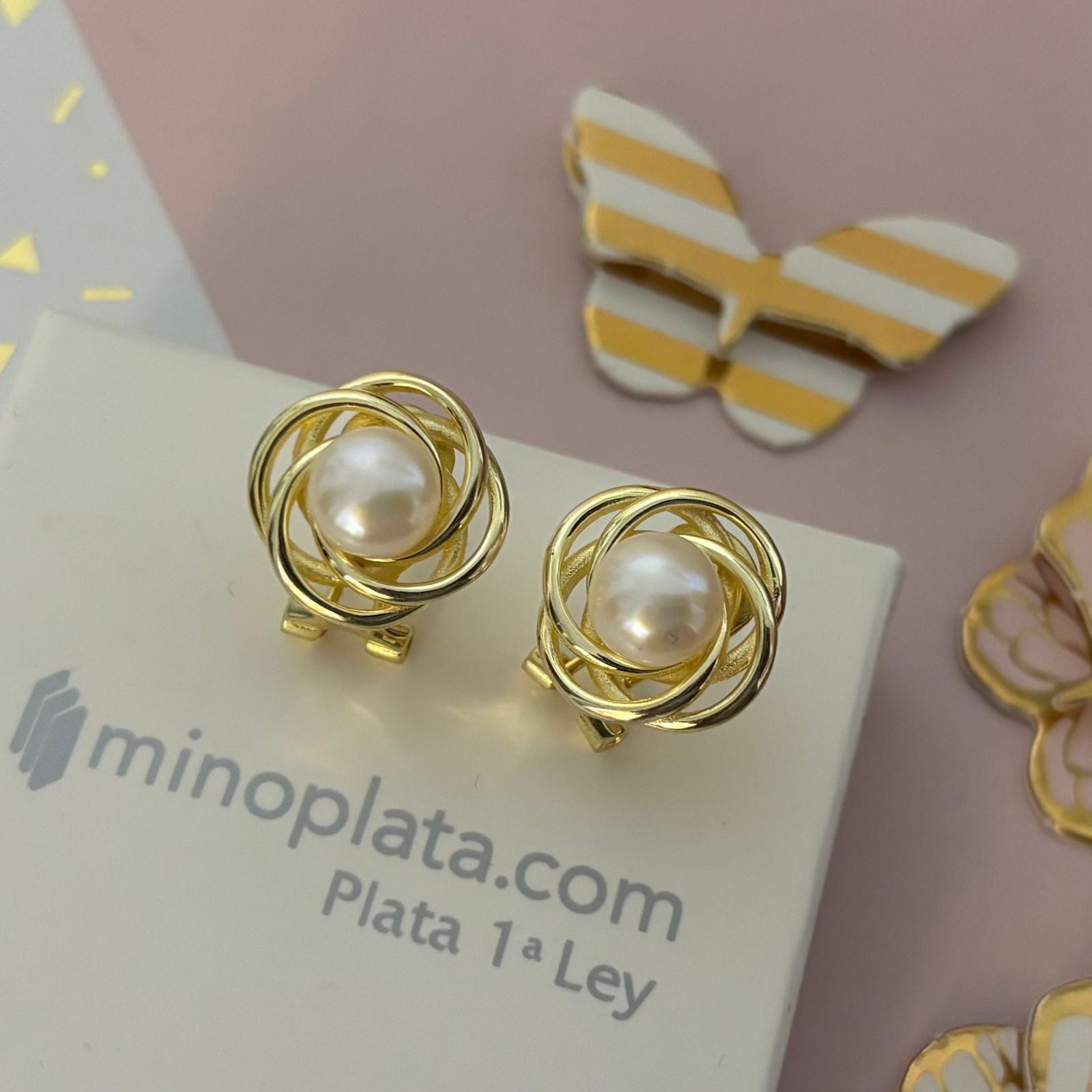 Pendientes flor de Plata de ley bañada en Oro con Perlas cultivadas y cierre omega 4
