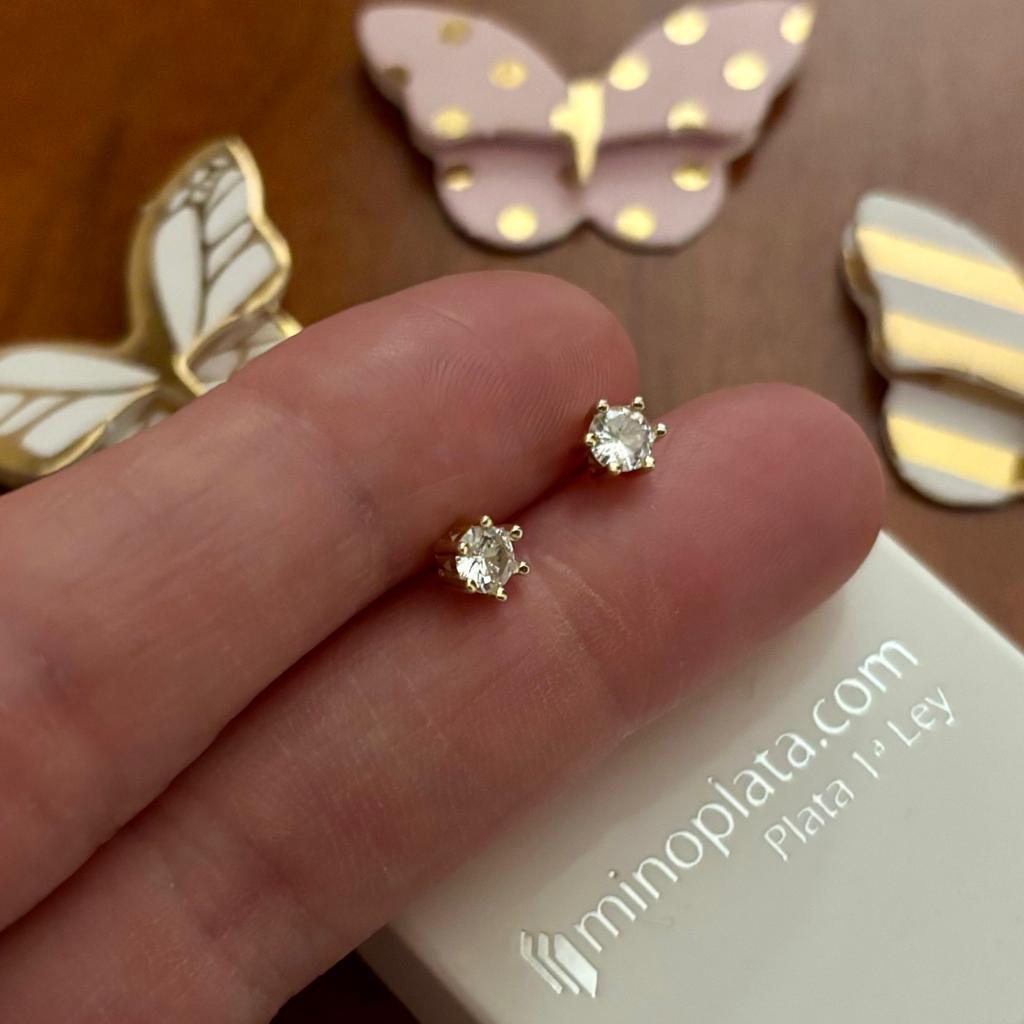 Pendientes garra 4mm de Plata de ley dorada y Circonita