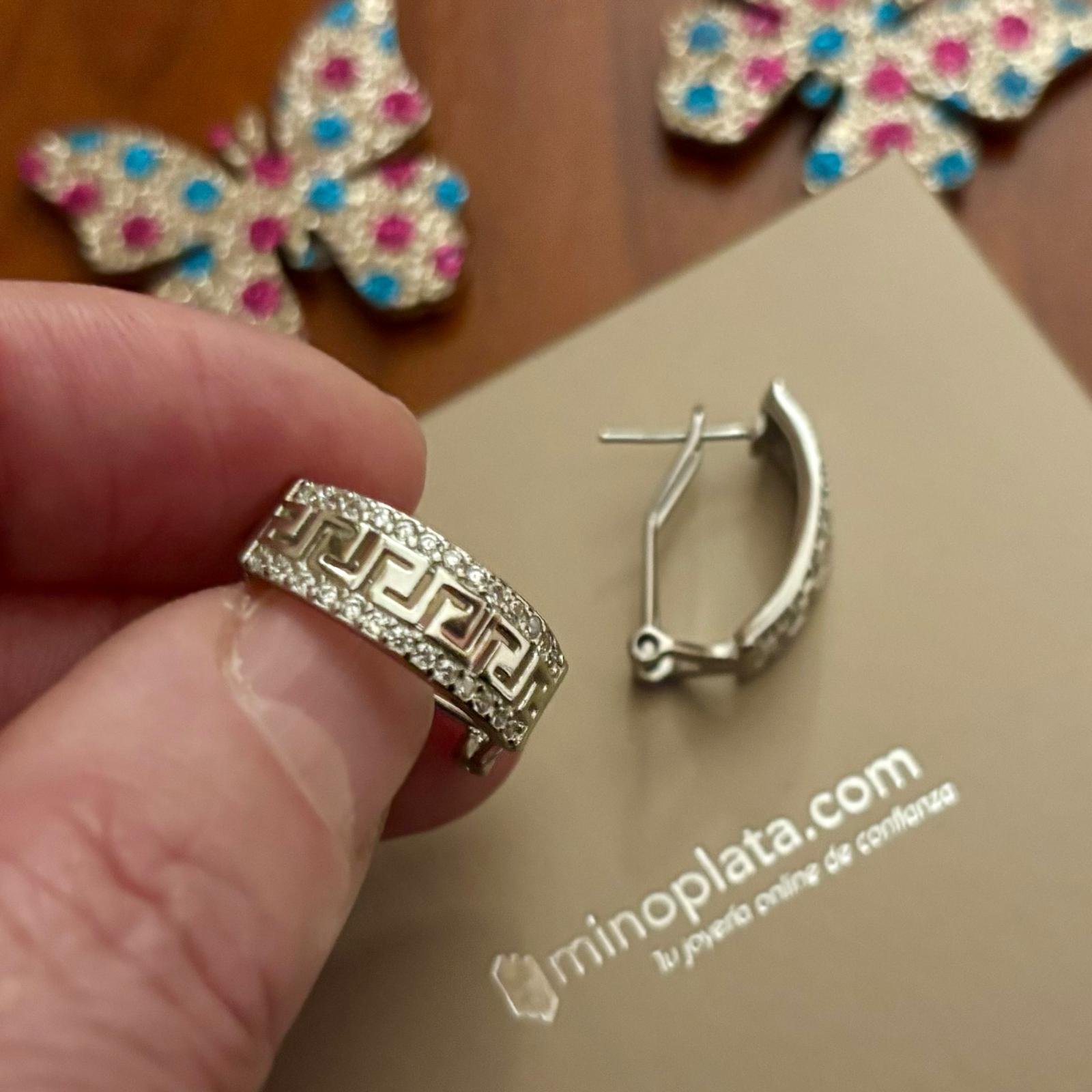 Pendientes greca de Plata de ley rodiada con Circonitas y cierre omega