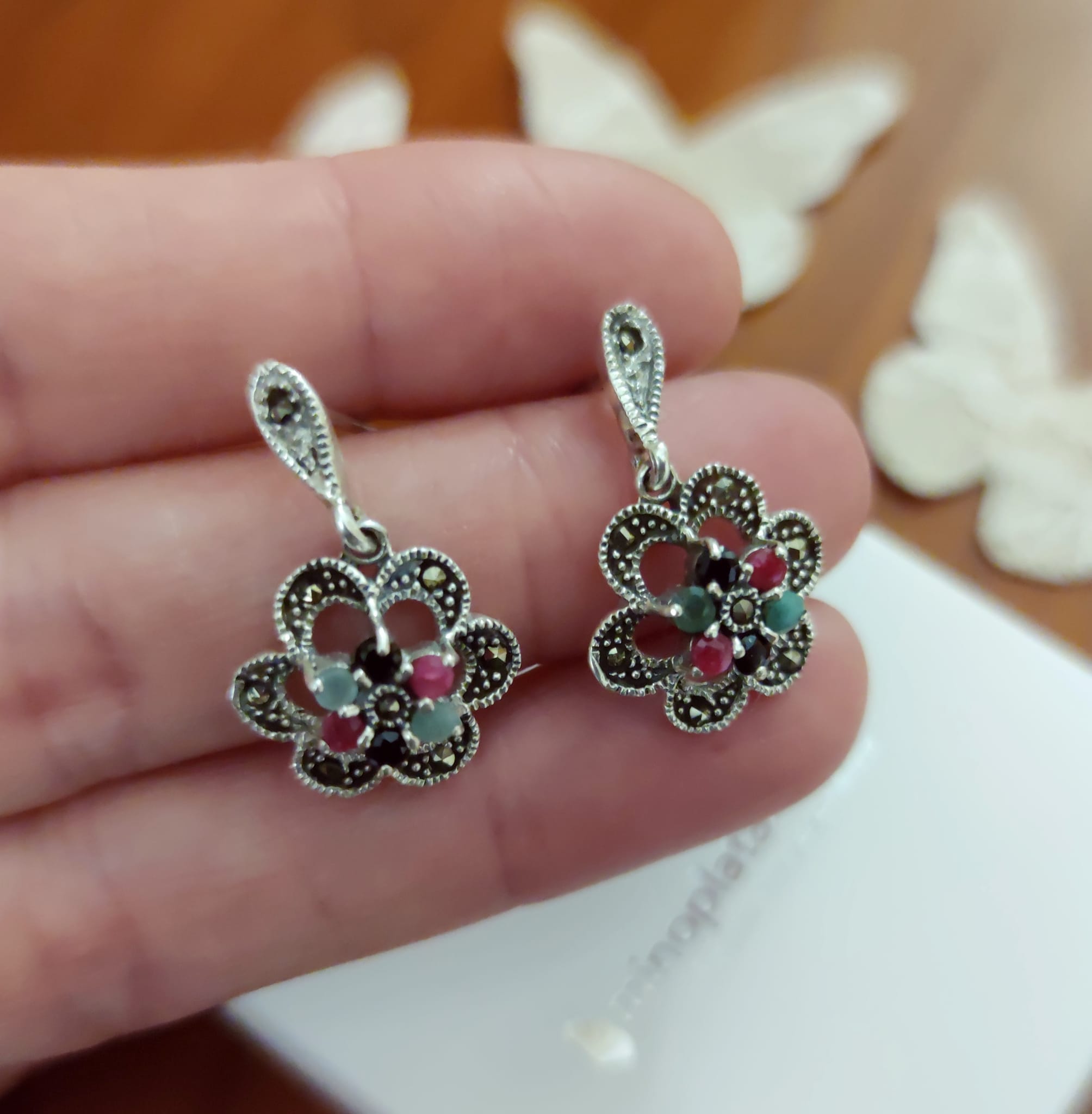 Pendientes flor de Plata vieja con Marcasitas, Esmeraldas y Zafiros