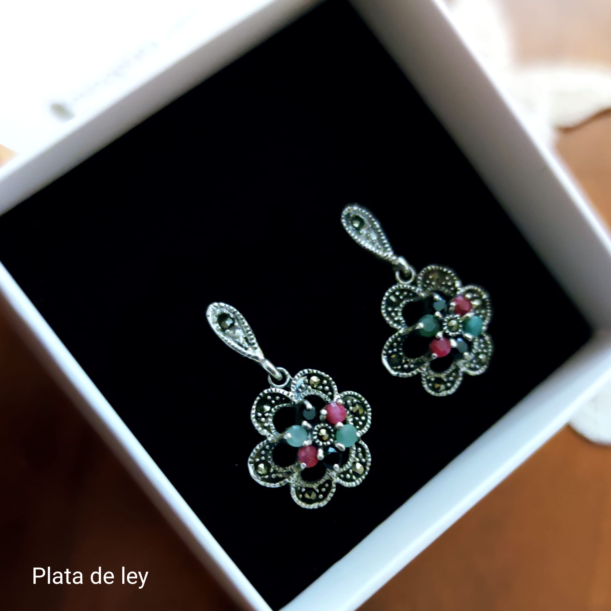 Pendientes flor de Plata vieja con Marcasitas, Esmeraldas y Zafiros 3