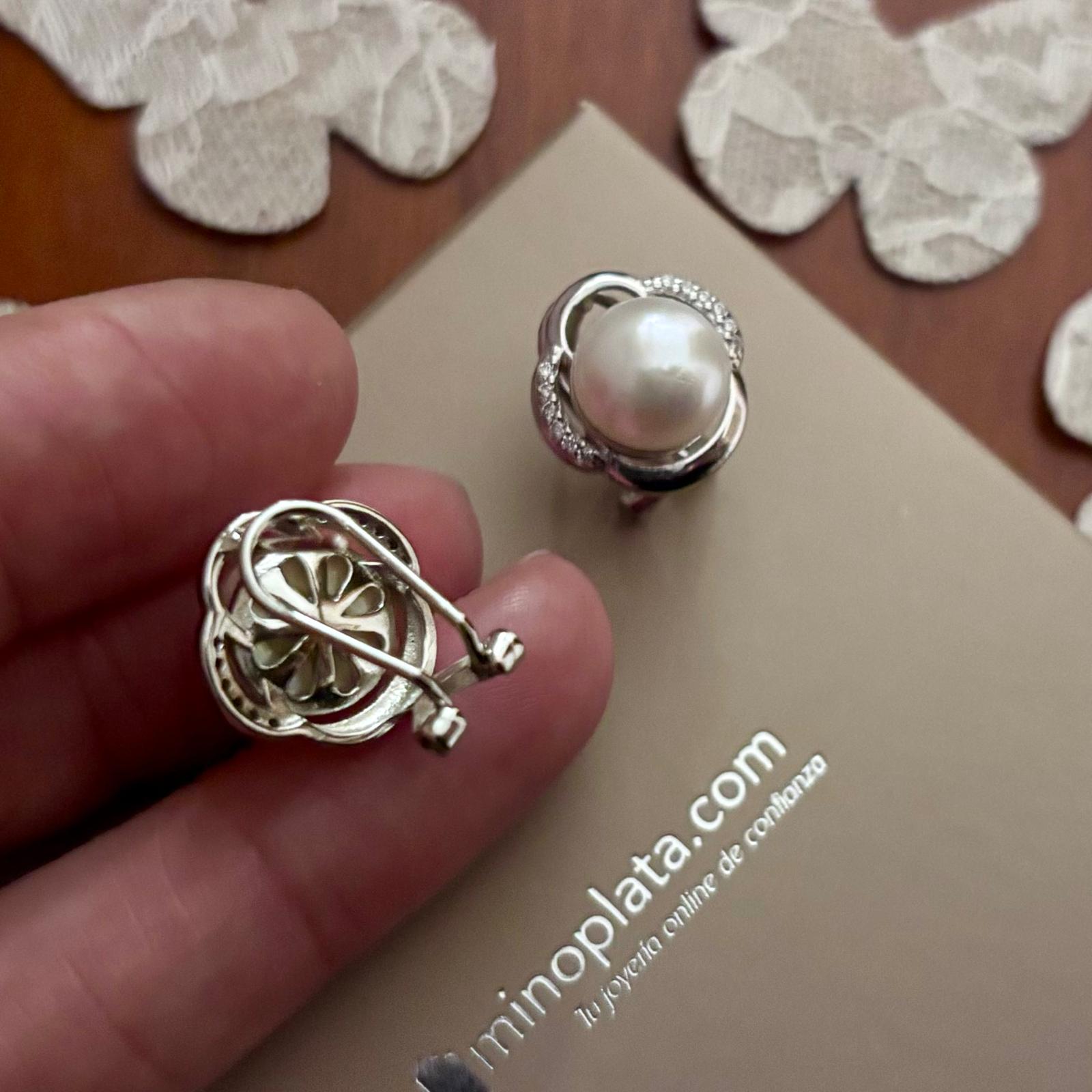 Pendientes Perlas cultivadas de rio en Plata rodiada y Circonitas cierre omega 3