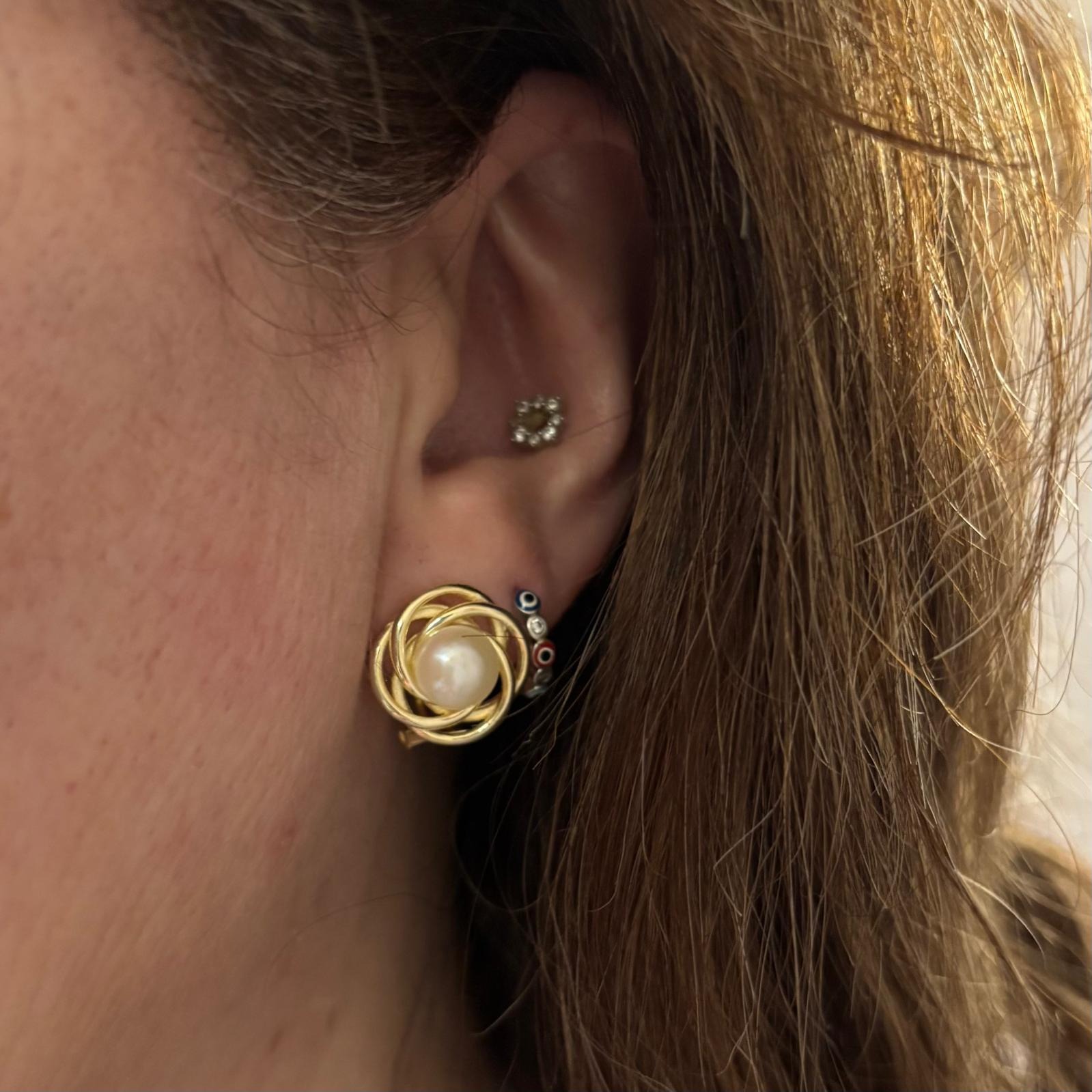 Pendientes flor de Plata de ley bañada en Oro con Perlas cultivadas y cierre omega 5