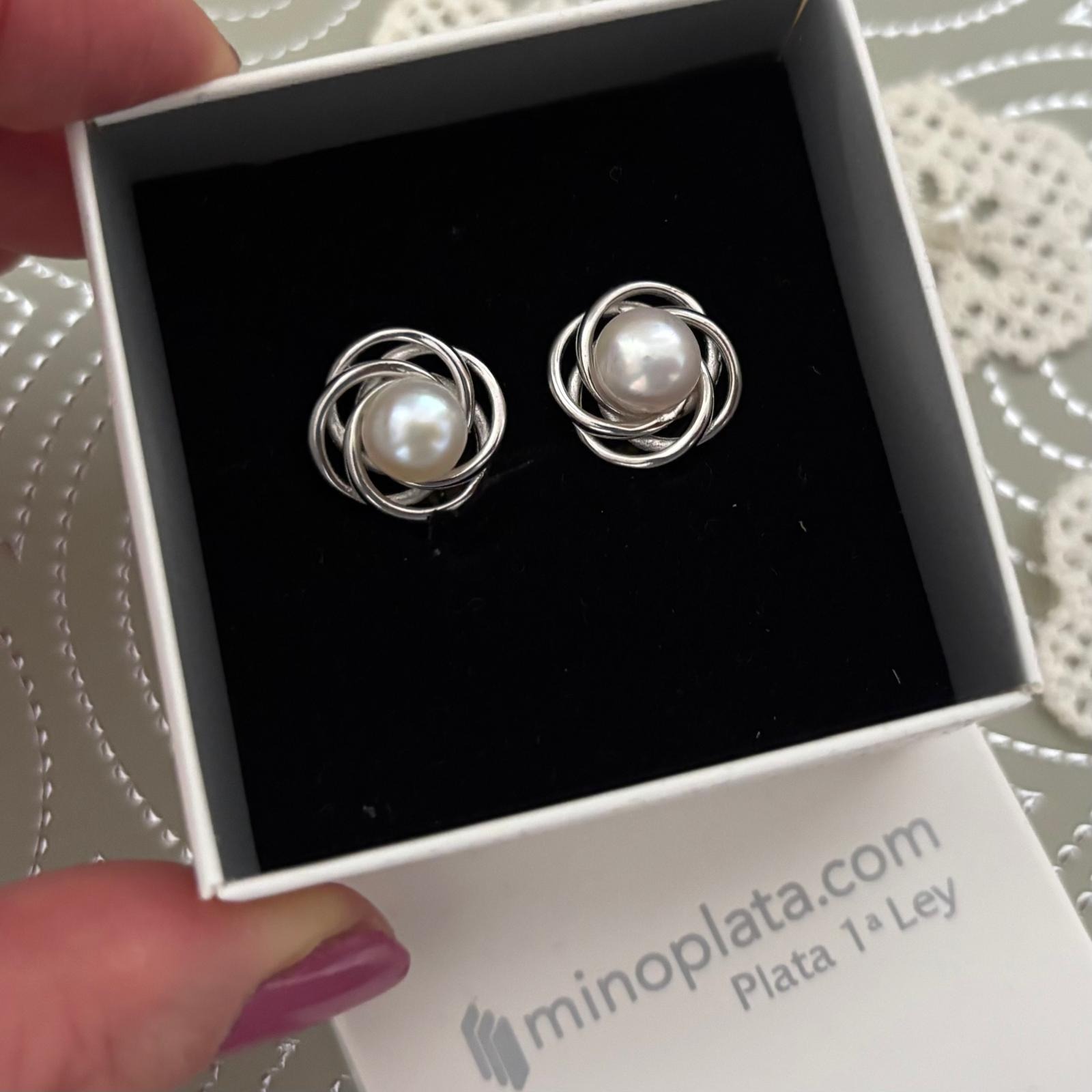 Pendientes flor de Plata rodiada con Perlas cultivadas y cierre omega 2