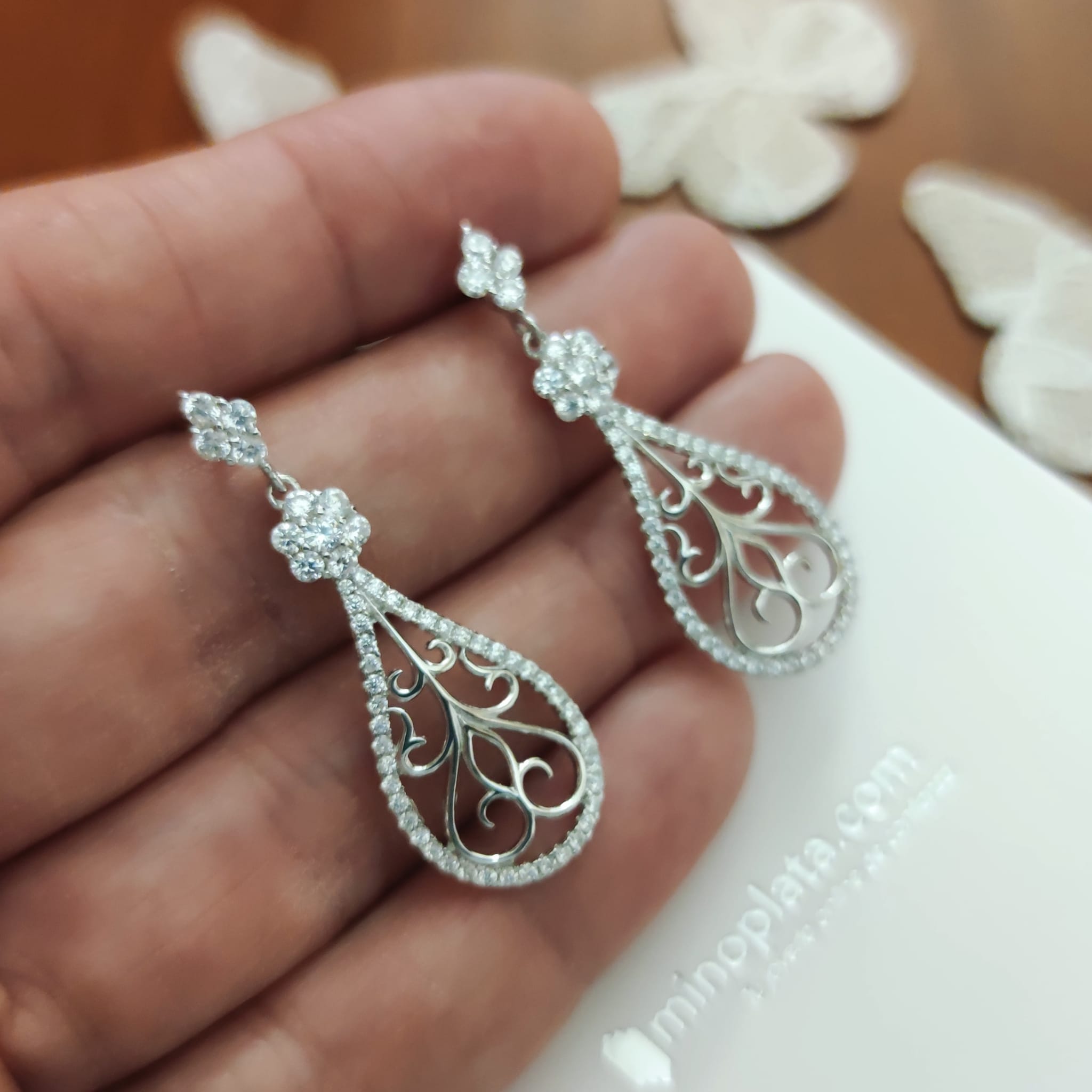 Pendientes lágrima calada de Plata de ley rodiada y Circonitas