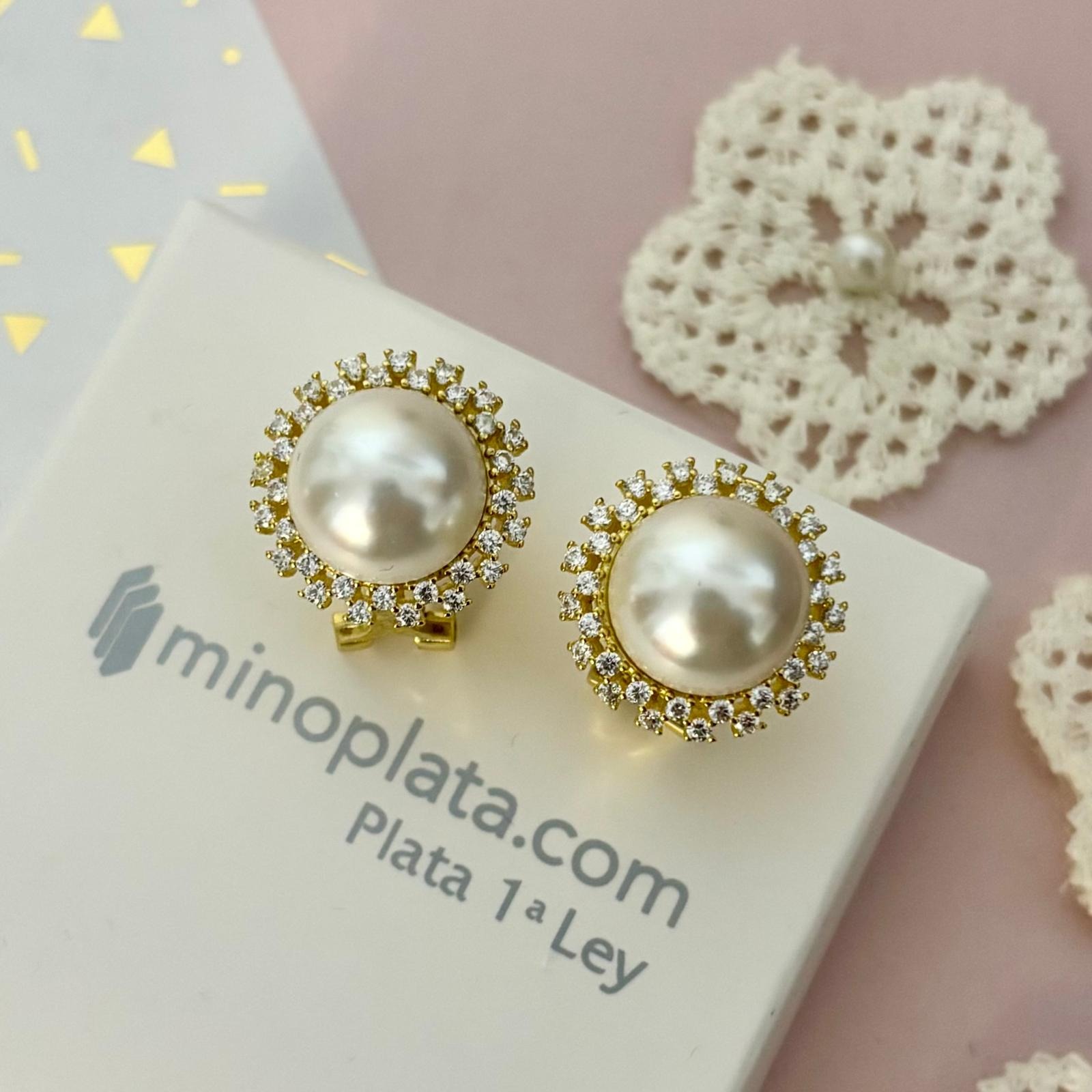 Pendientes media Perla cultivada con cerco de Circonitas en Plata baño de Oro y cierre omega