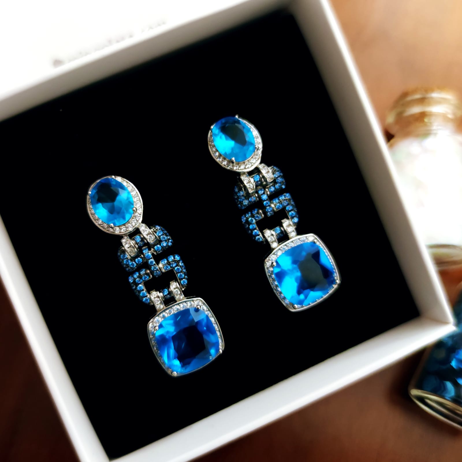 Pendientes largos piedras azules y Plata de ley cierre omega 5