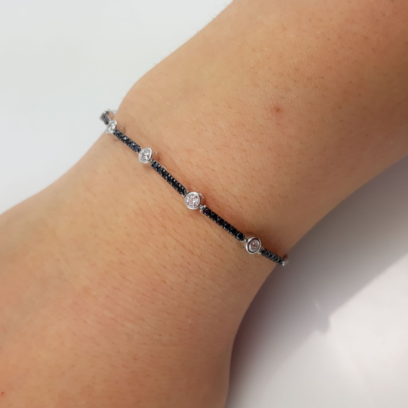 Pulsera ajustable en Plata rodiada y Circonitas blancas y negras