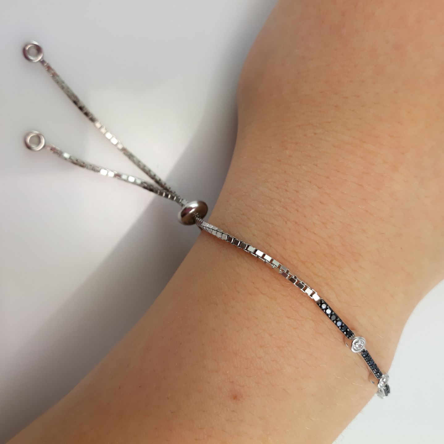 Pulsera ajustable en Plata rodiada y Circonitas blancas y negras 1