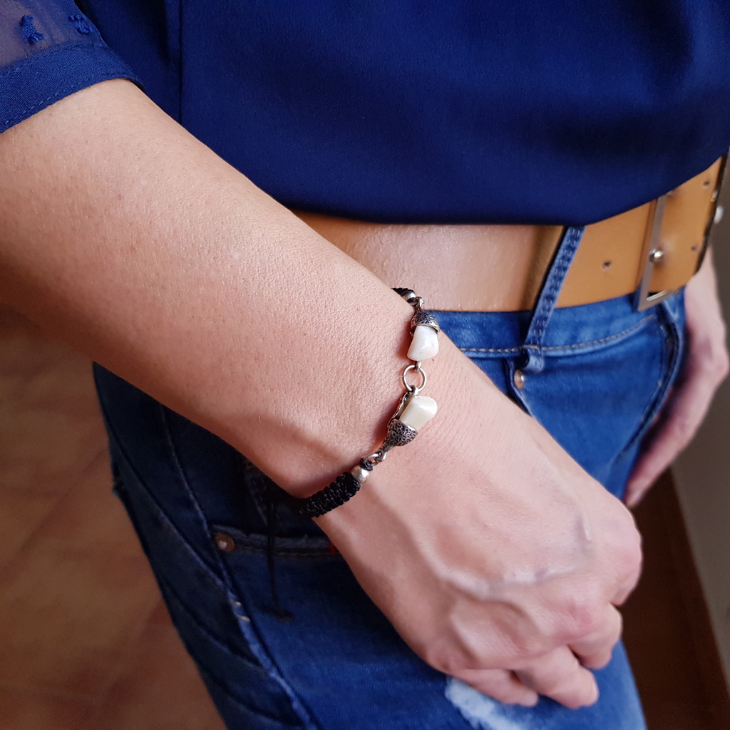 Pulsera hilo ajustable con Plata y perlas de ciervo 1