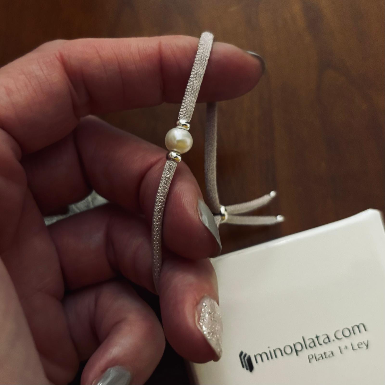 Pulsera beig elástica con Perla cultivada y detalles de Plata de ley 925