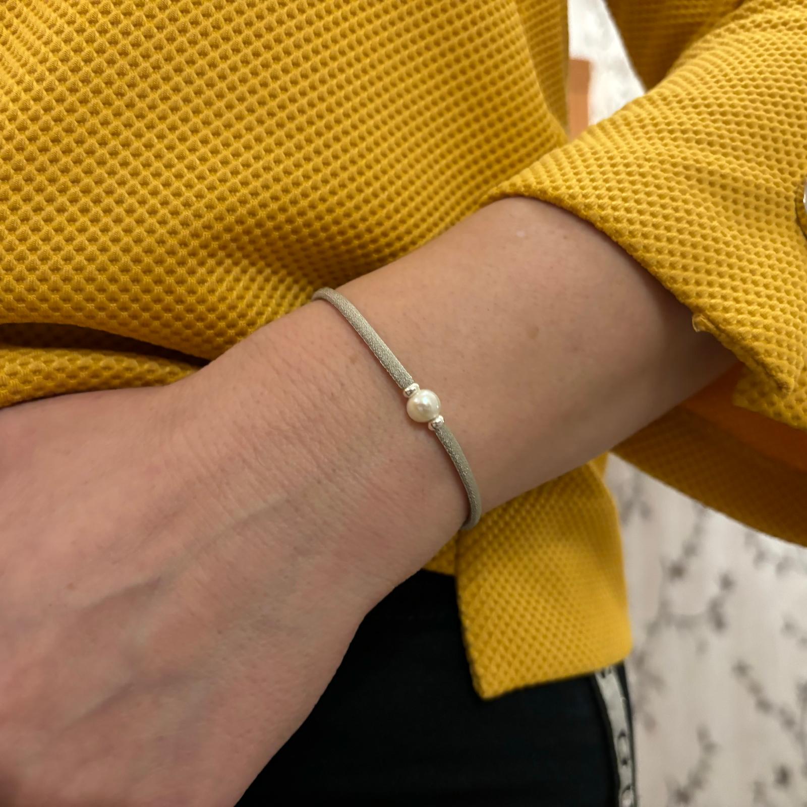 Pulsera beig elástica con Perla cultivada y detalles de Plata de ley 925 4