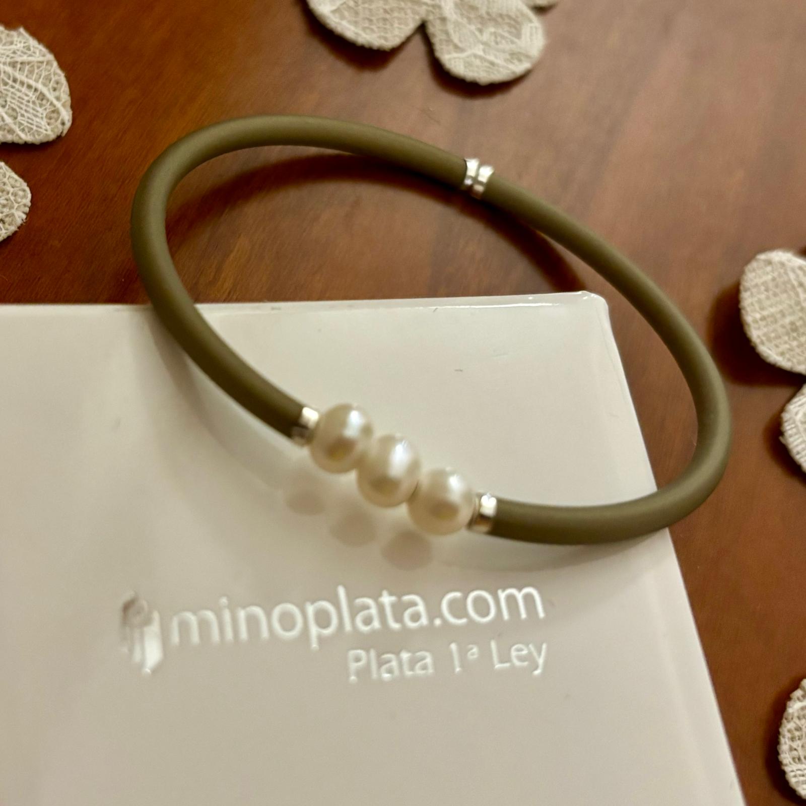 Pulsera elástica de Caucho con detalles de Plata de ley y Perlas cultivadas 2
