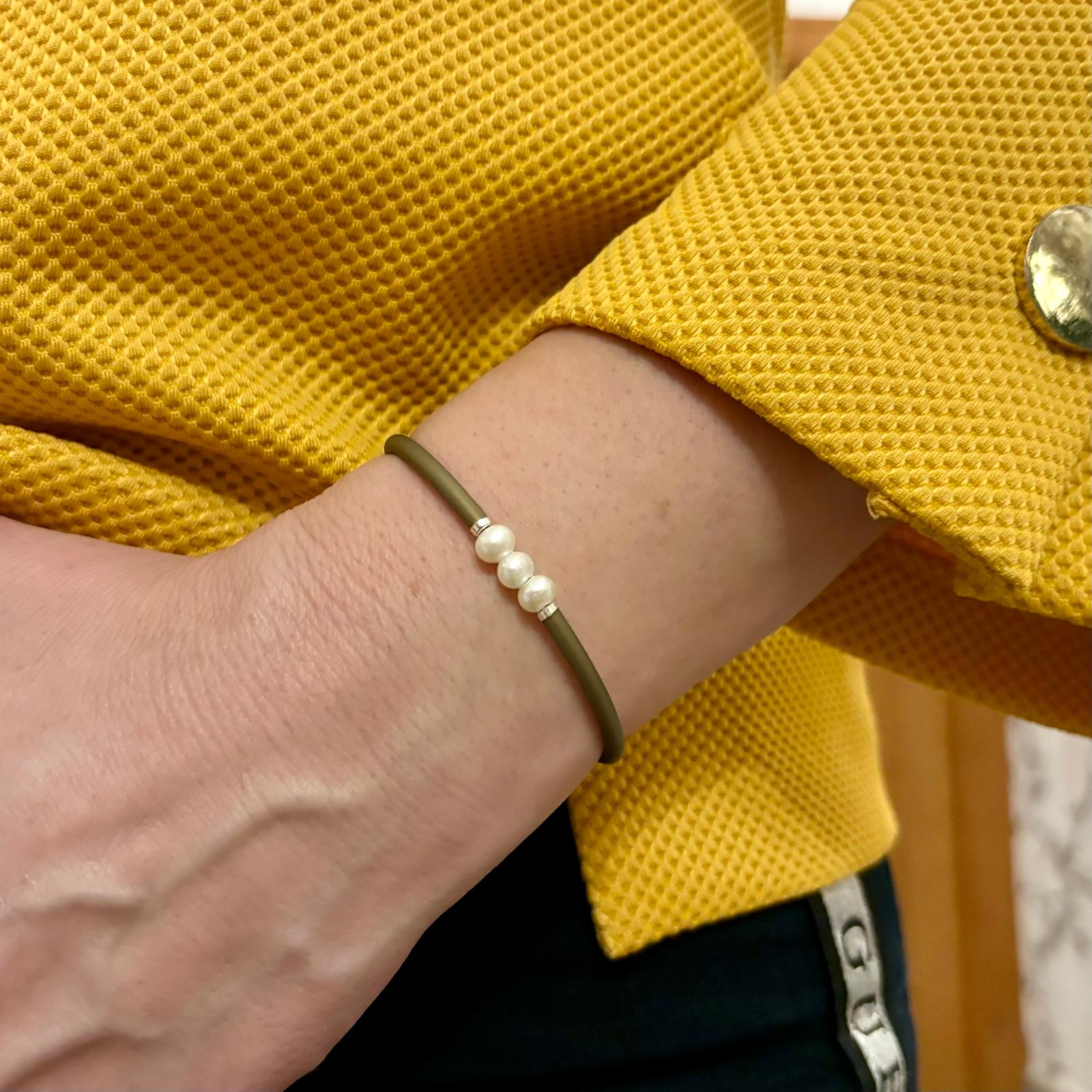 Pulsera elástica de Caucho con detalles de Plata de ley y Perlas cultivadas 3