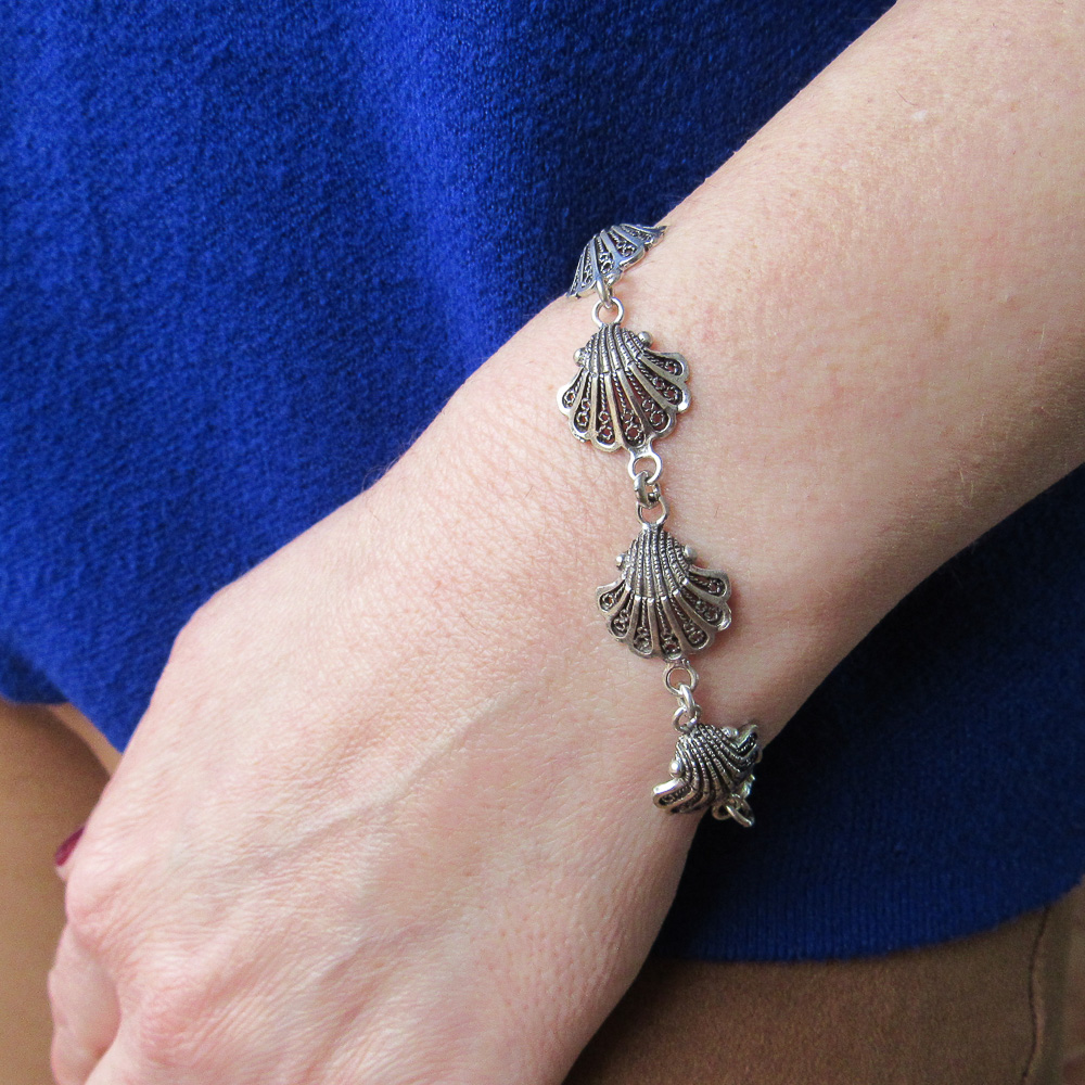 Pulsera de Plata envejecida conchas de Santiago caladas 1