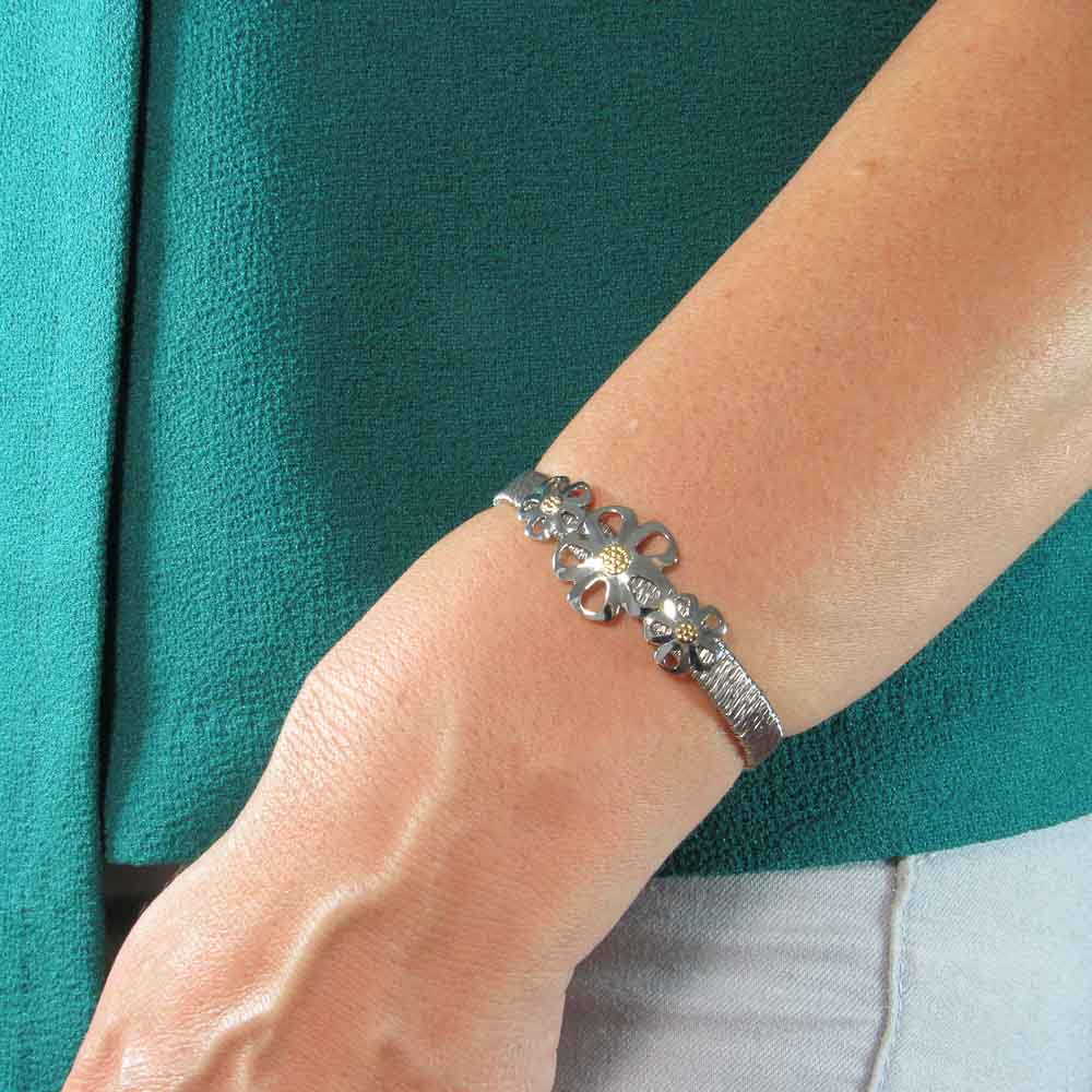 Pulsera hilo de Acero y oro con flores caladas 1