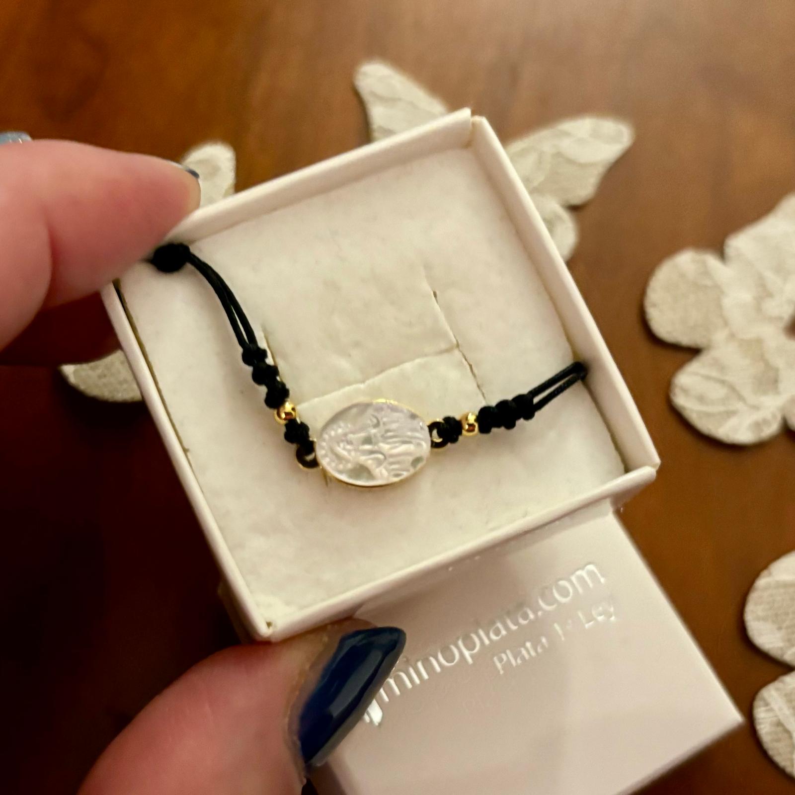 Pulsera hilo negro ajustable Virgen Milagrosa en Nácar y Plata dorada 2