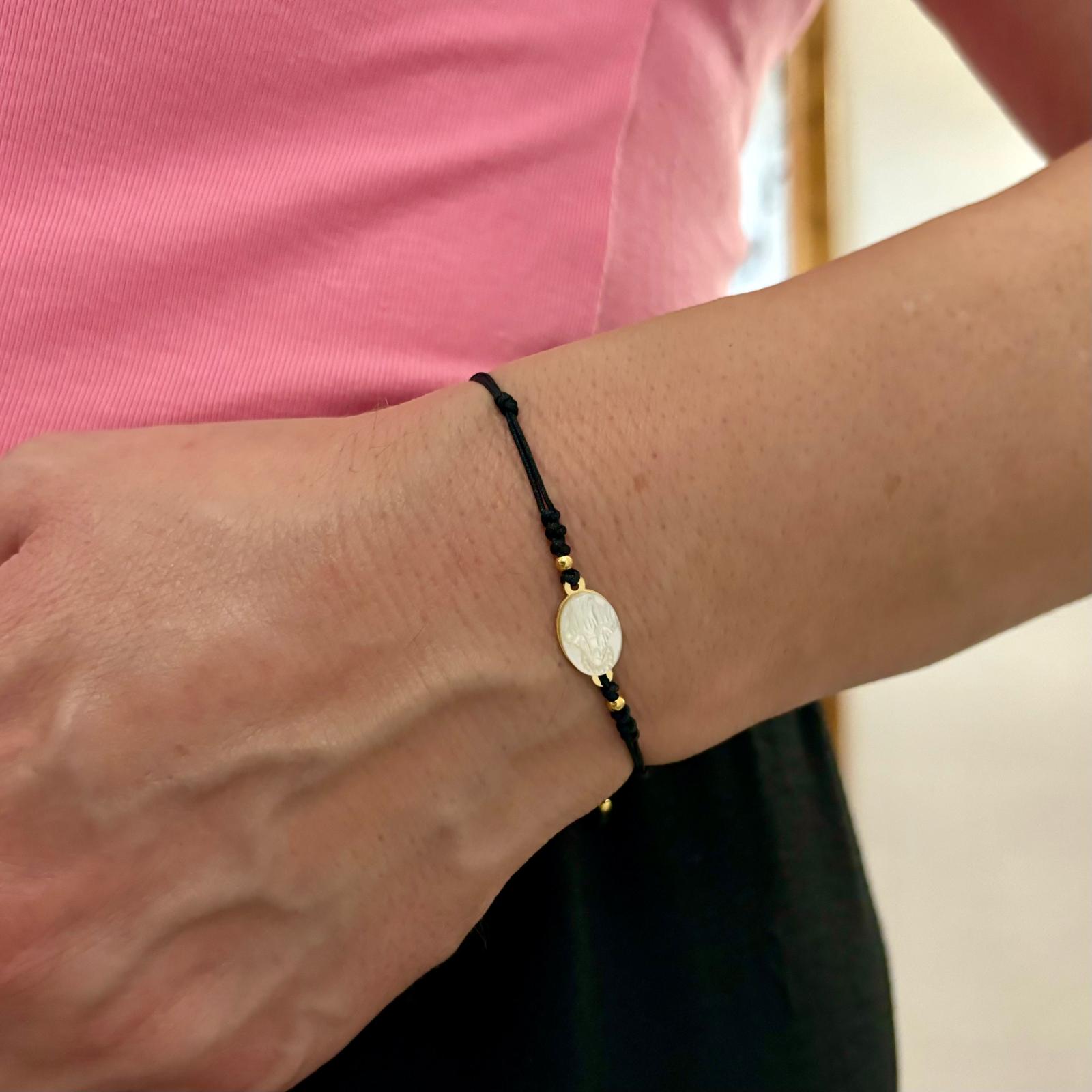 Pulsera hilo negro ajustable Virgen Milagrosa en Nácar y Plata dorada 3