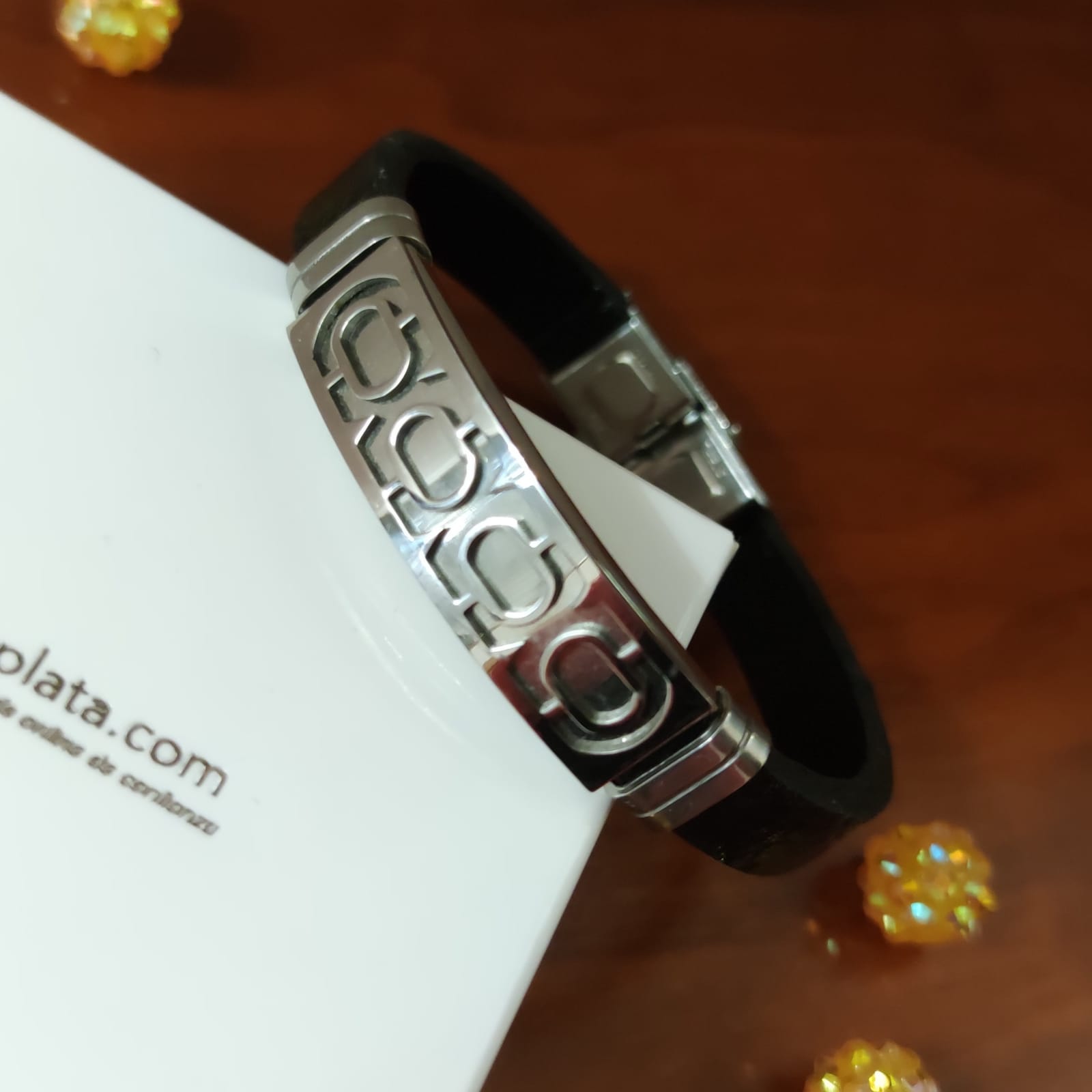 Pulsera cuero negro placa de Acero decorada