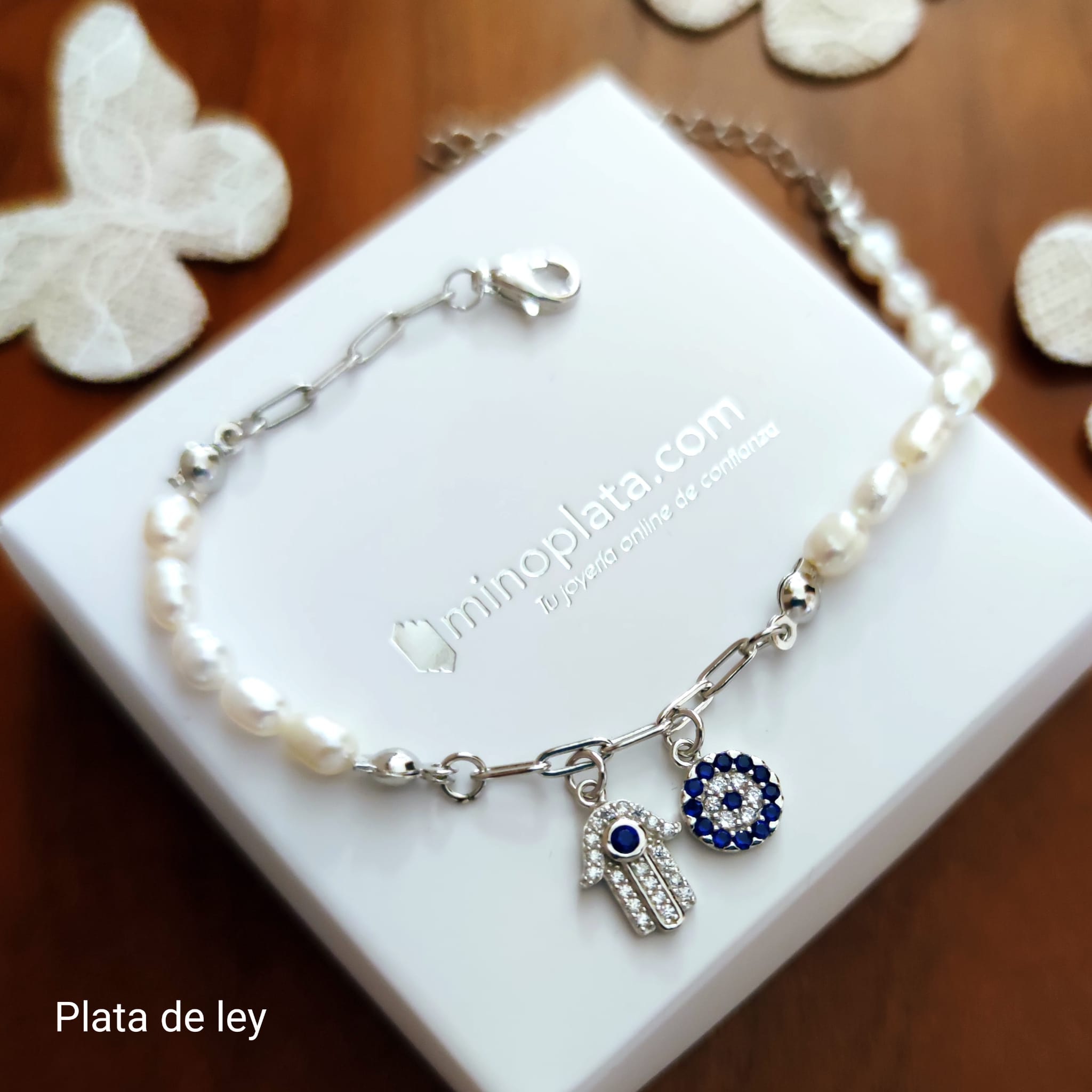 Pulsera Perlas cultivadas y Amuletos de Plata Mano de Fátima