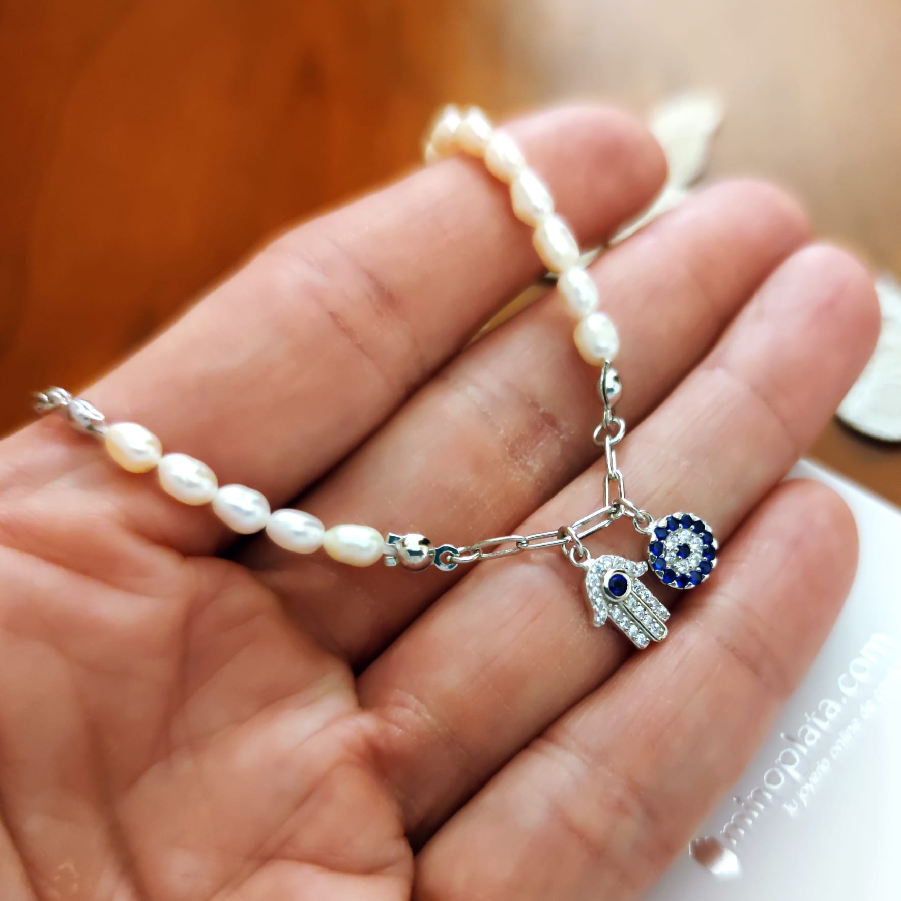 Pulsera Perlas cultivadas y Amuletos de Plata Mano de Fátima 2