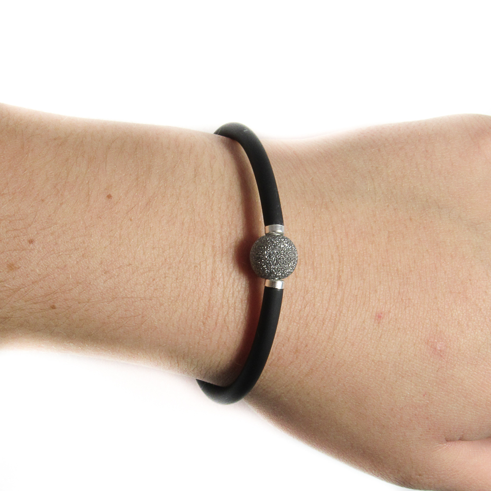 Pulsera elástica en Caucho Negro con bola de Plata diamantada 1
