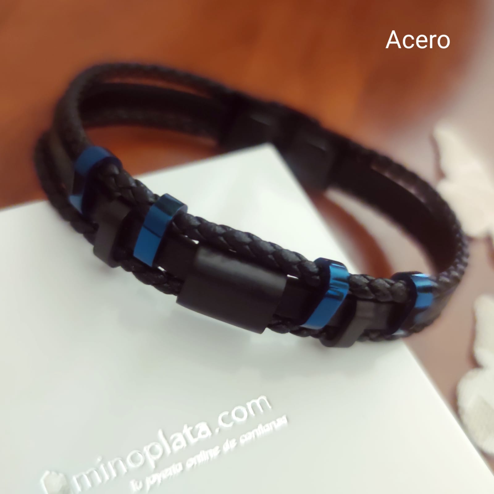 Pulsera Cuero negro con detalles de Acero negro y azul