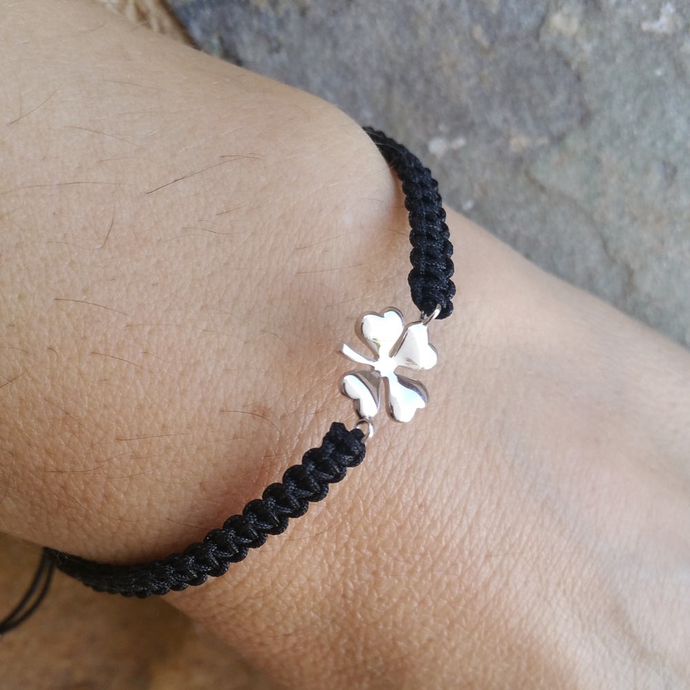 Pulsera de macramé negro con trébol de Plata rodiada 1