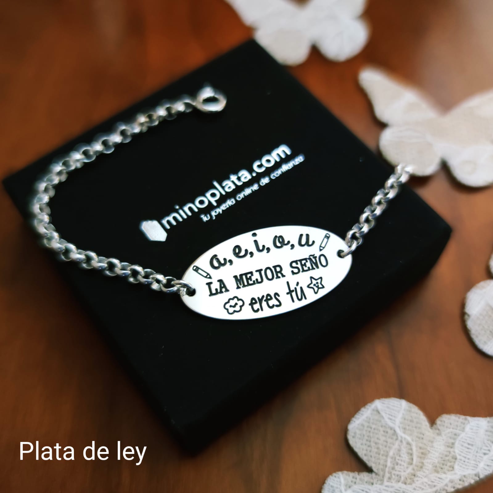 Pulsera de Plata con vocales para maestras 2