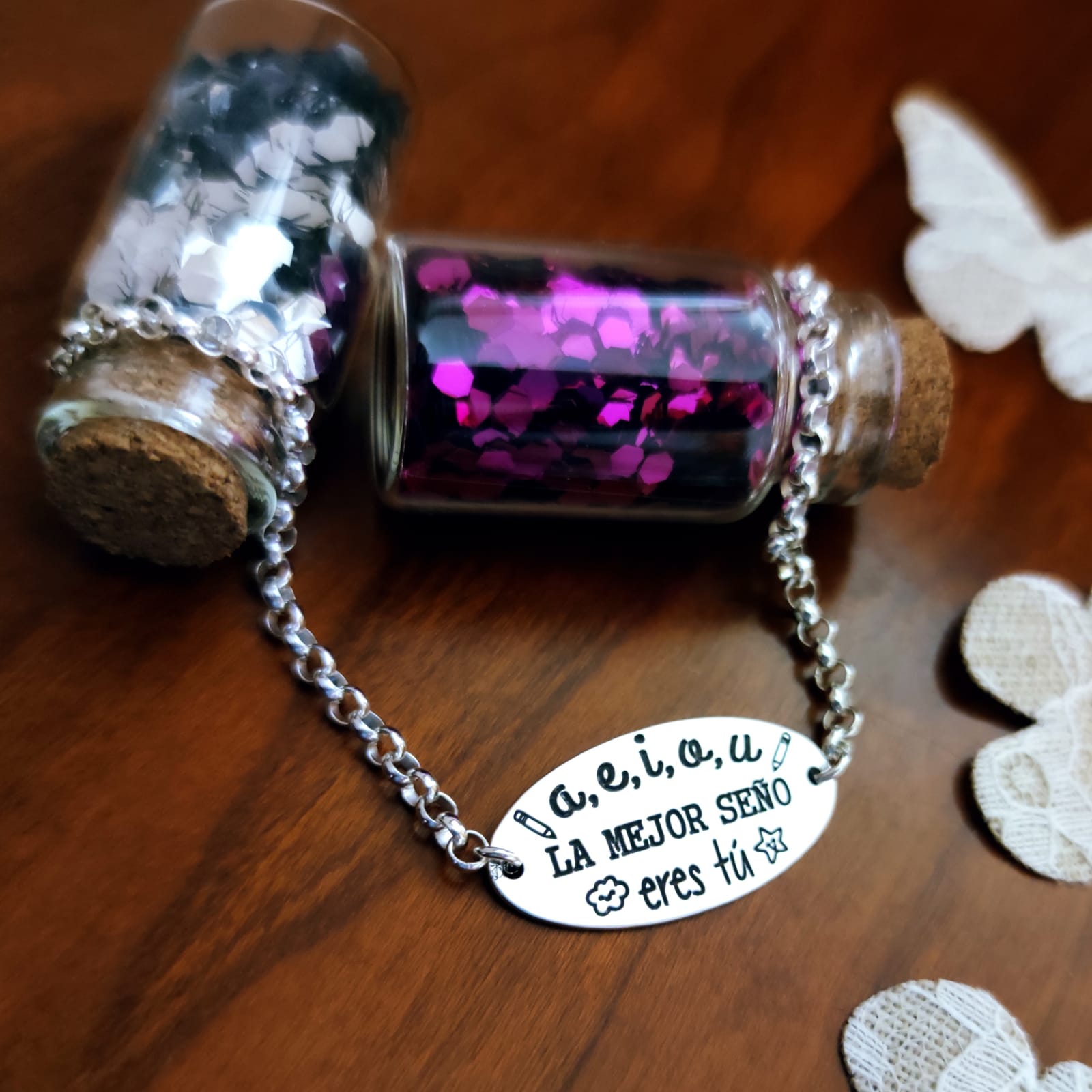 Pulsera de Plata con vocales para maestras 3
