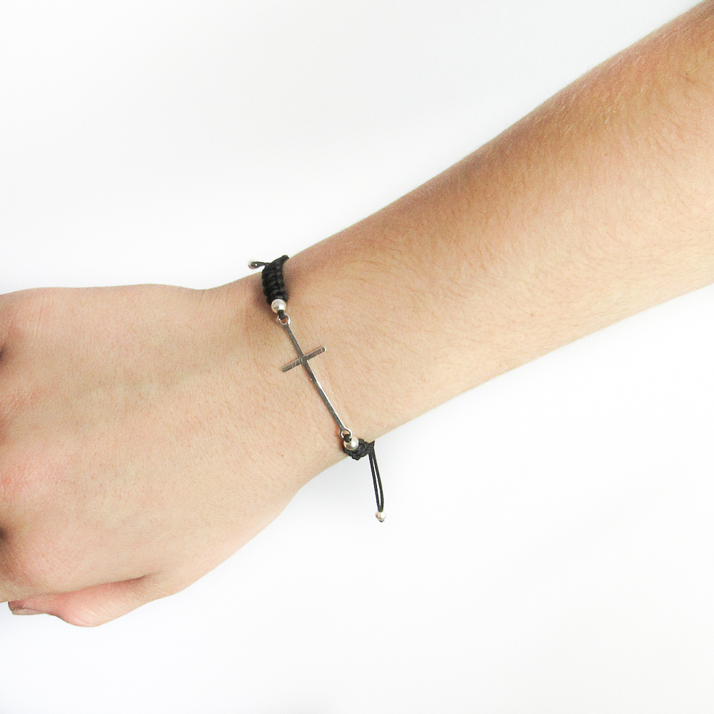 Pulsera ajustable macramé negro con cruz horizontal de Plata 1