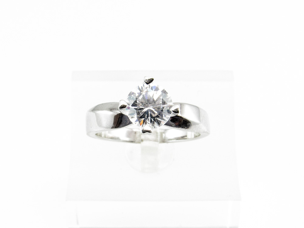 Anillo solitario para mujer de Plata rodiada con Circonita