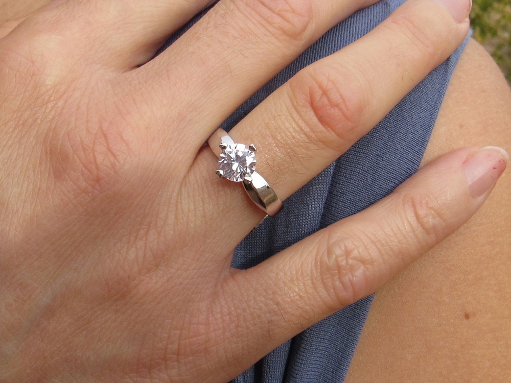 Anillo solitario para mujer de Plata rodiada con Circonita 3