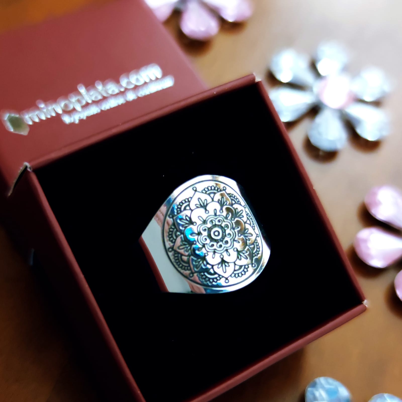 Anillo grabado láser flor de Plata de ley 3