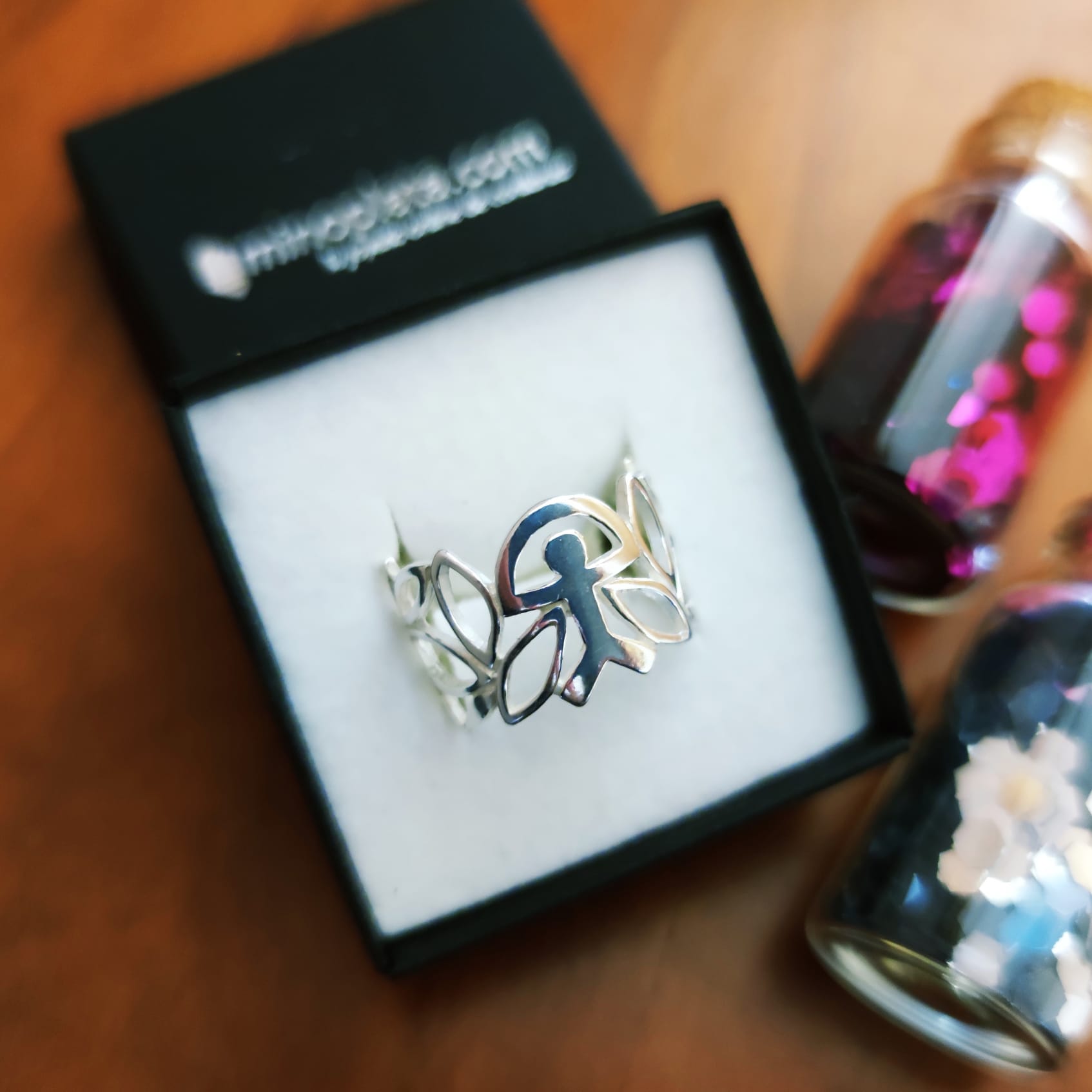 Anillo indalo con hojas caladas de Plata de ley 2
