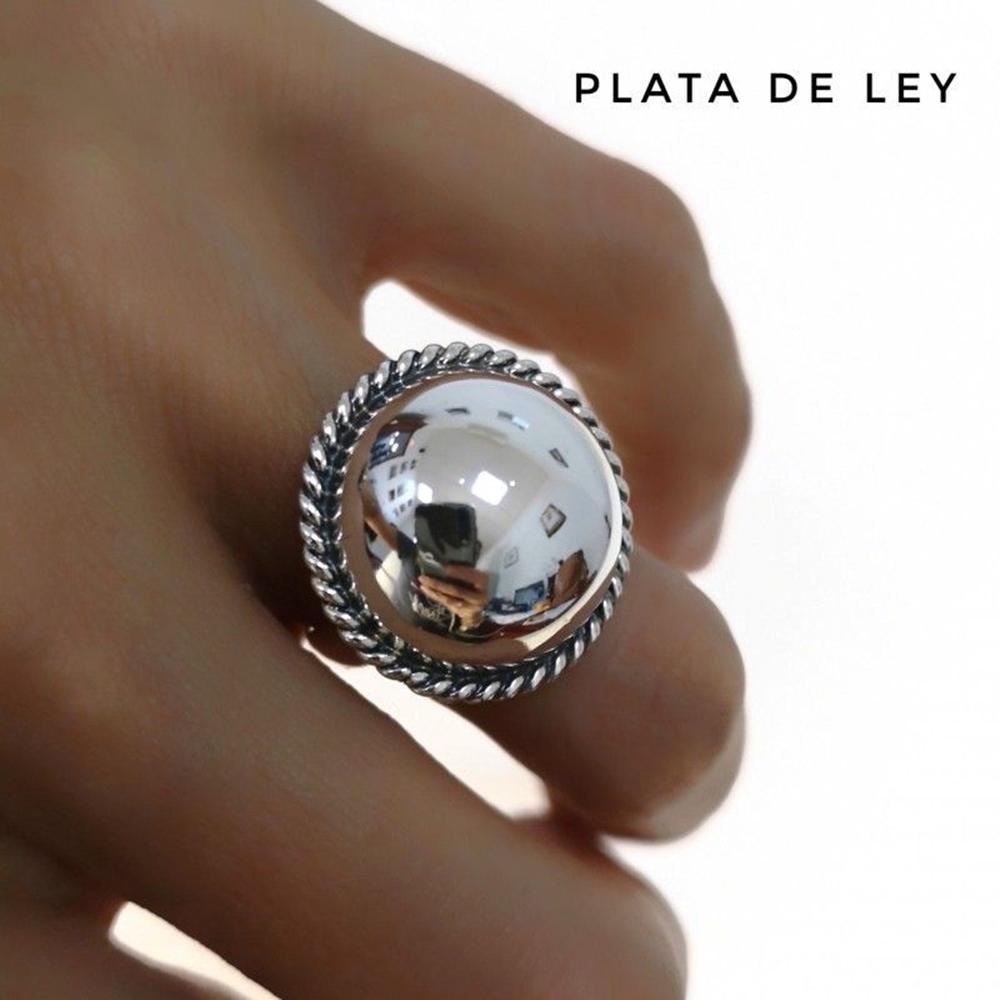 Anillo media bola de Plata de ley con borde reliado