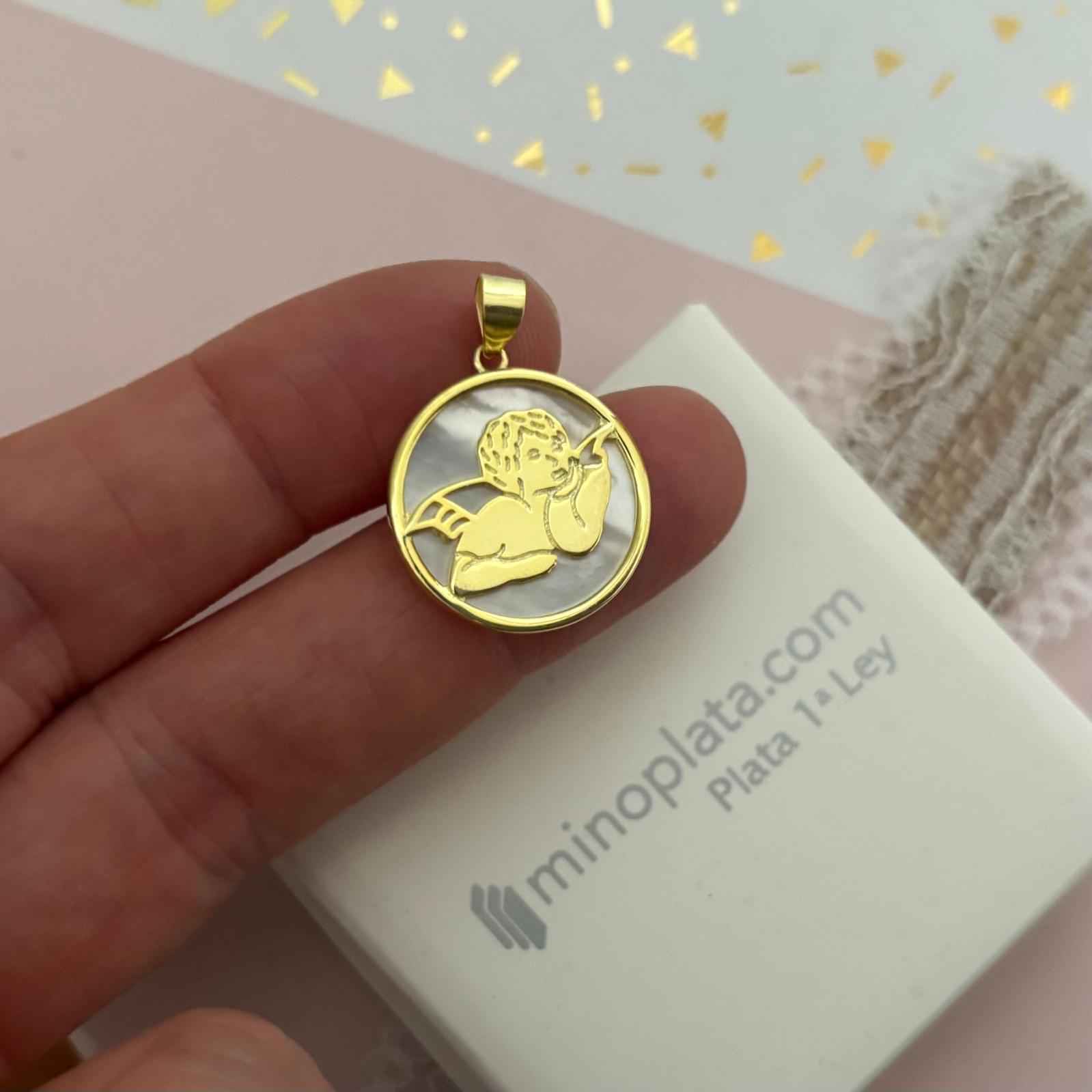Medalla madreperla angelito de Plata de ley chapada en Oro 19mm 2